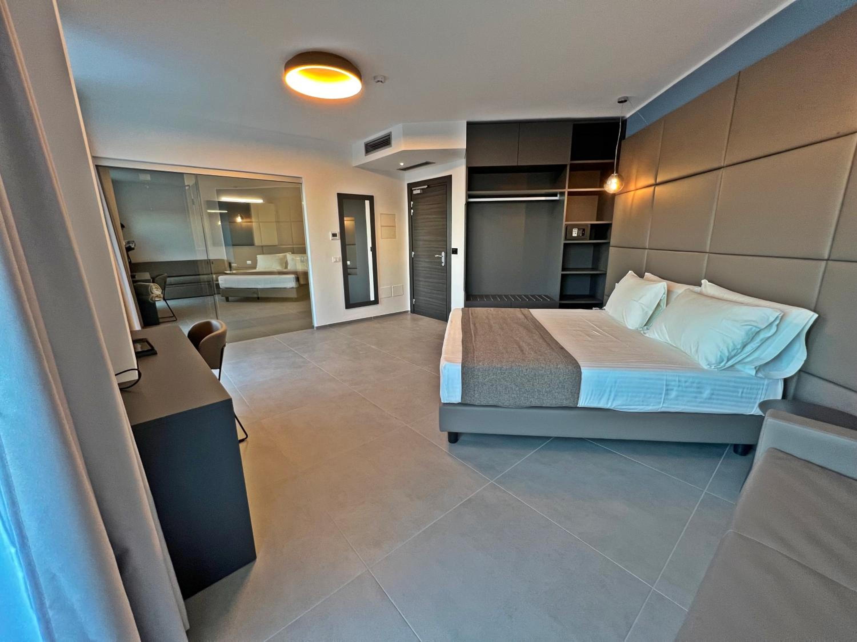 Family Junior Suite with Terrace and Sea View - Photo 23