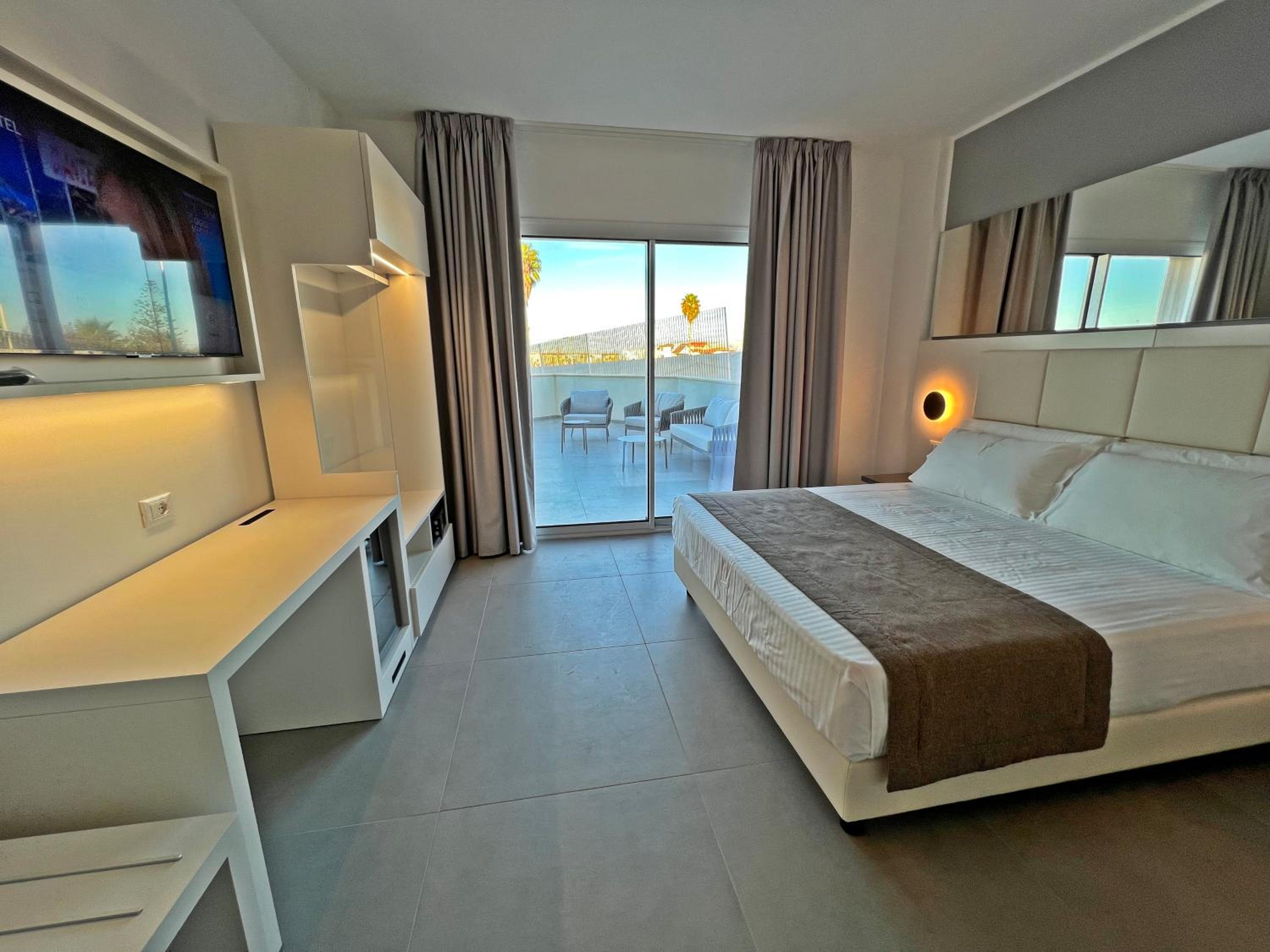 Family Suite with Terrace and Sea View - Photo 4