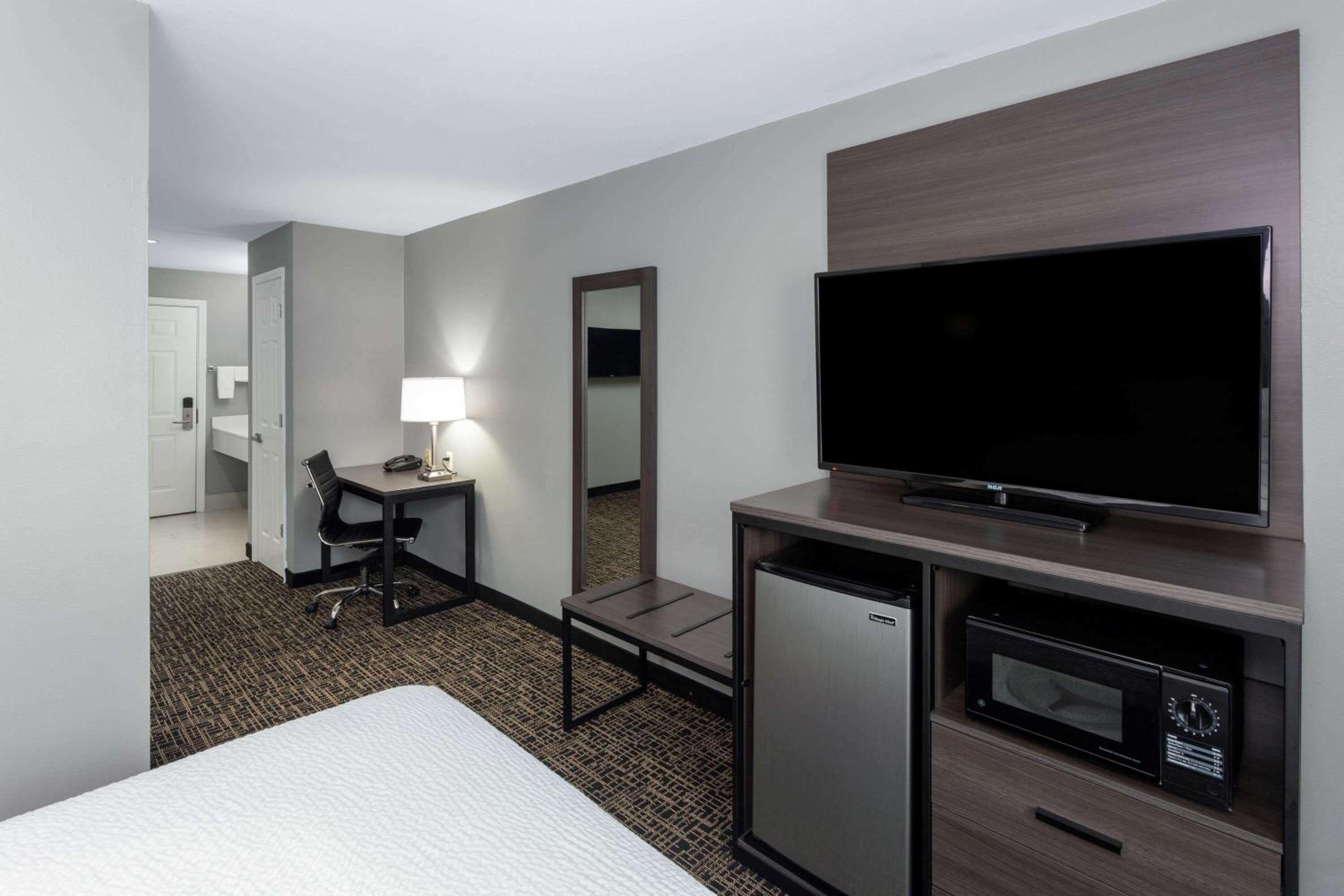 King Room -Non-Smoking  - Photo 3