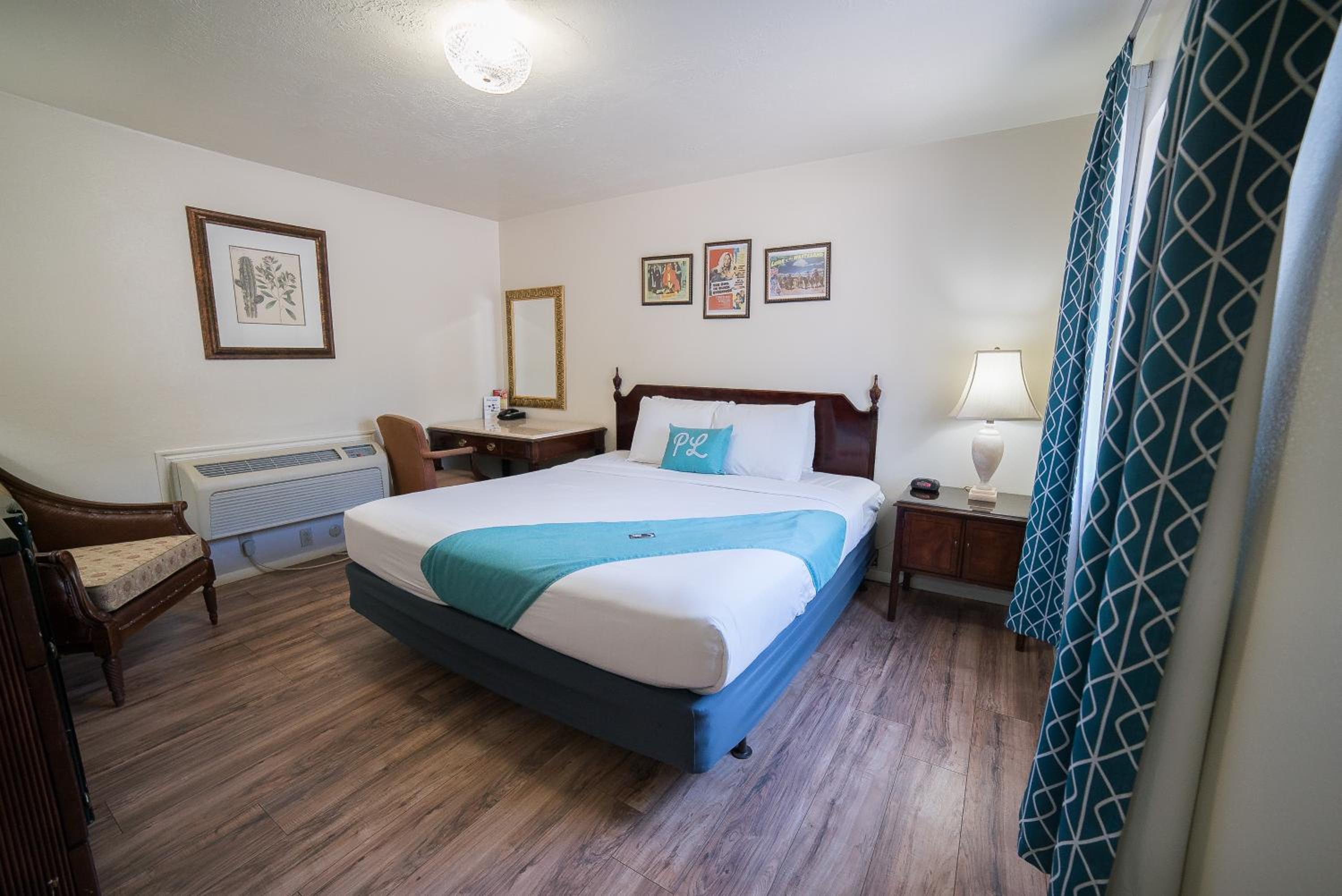 Hideout Single King Room