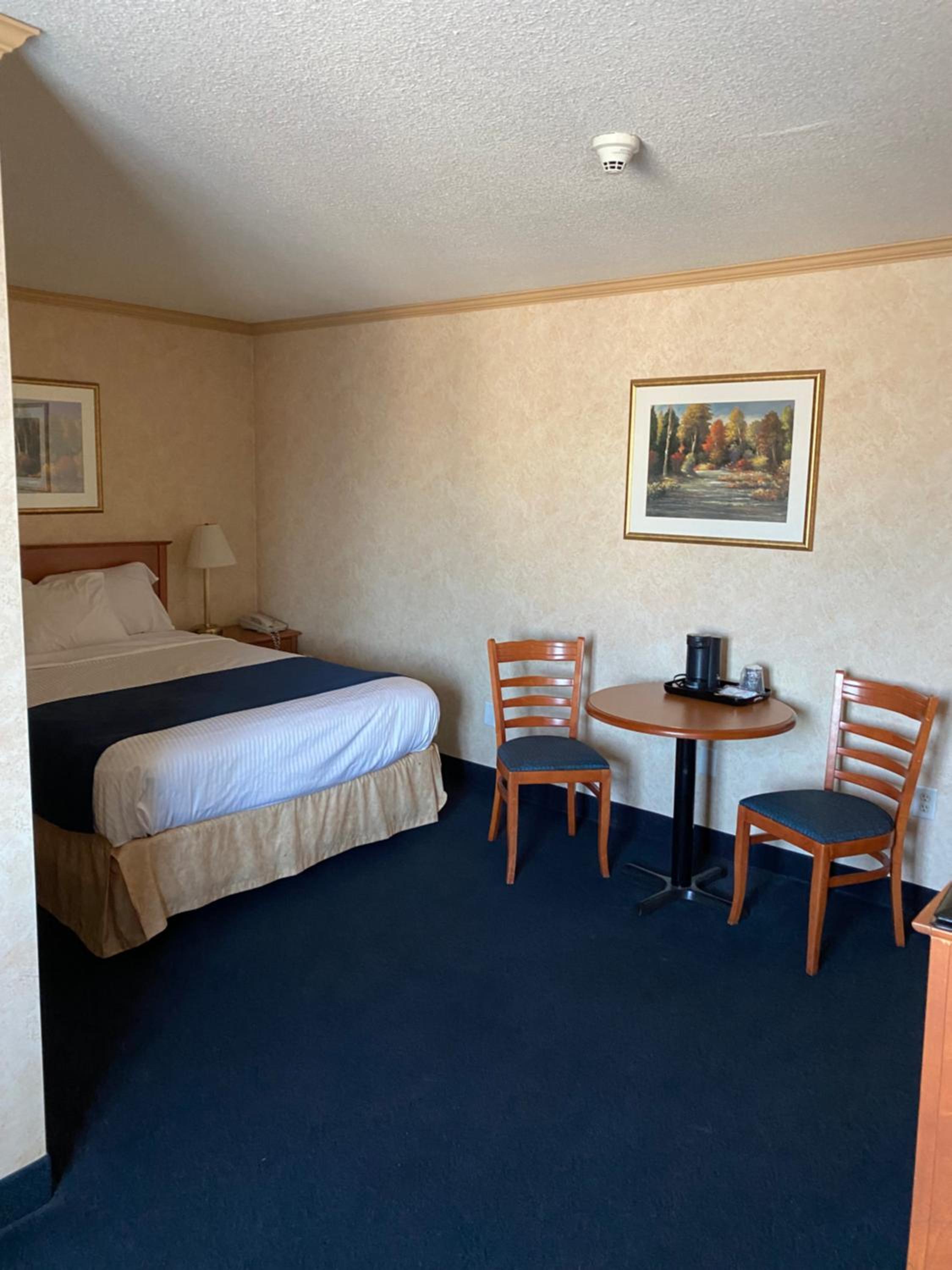 Queen Room - Photo 2