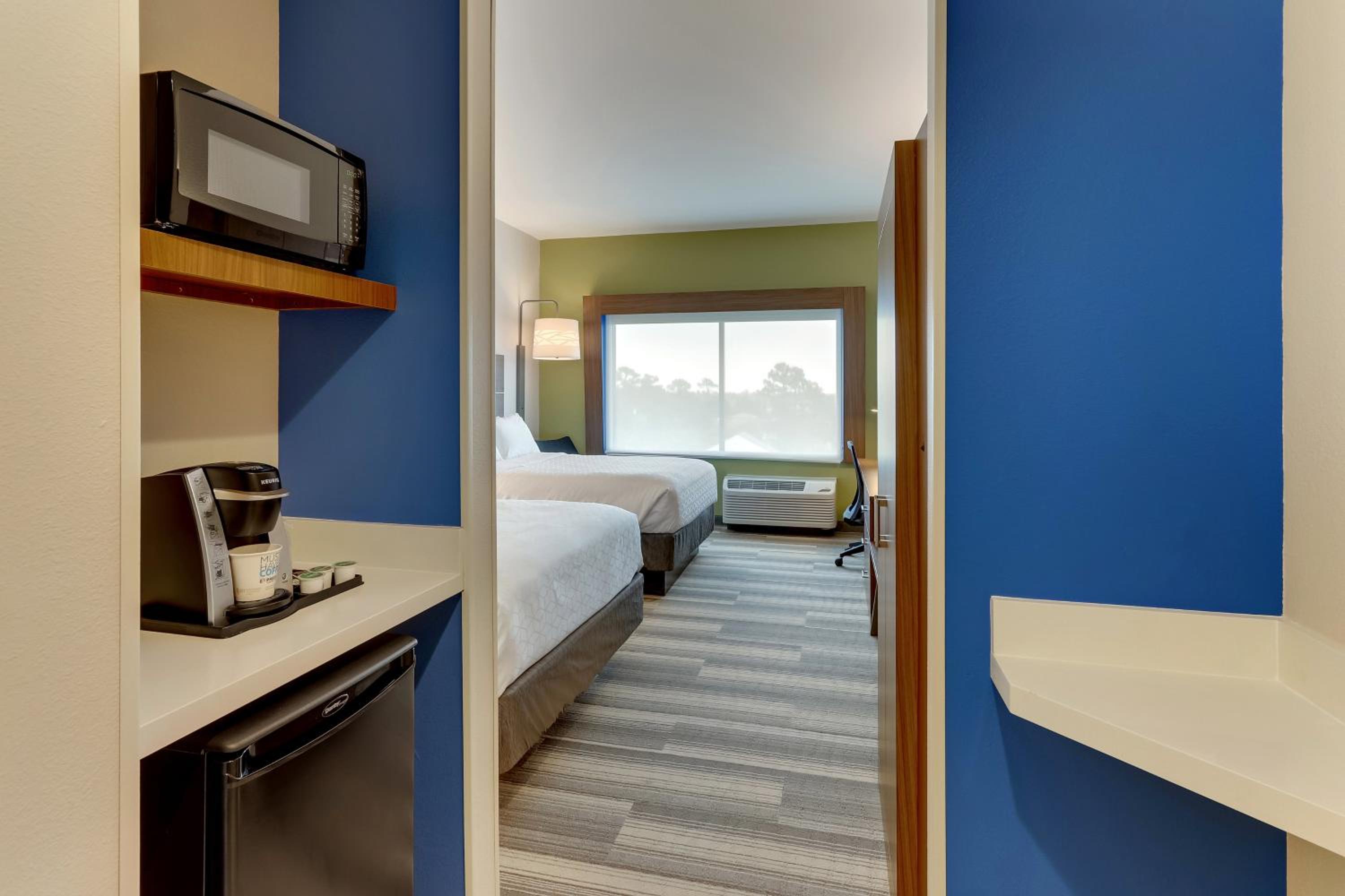 Standard Queen Room with Two Queen Beds - Photo 2