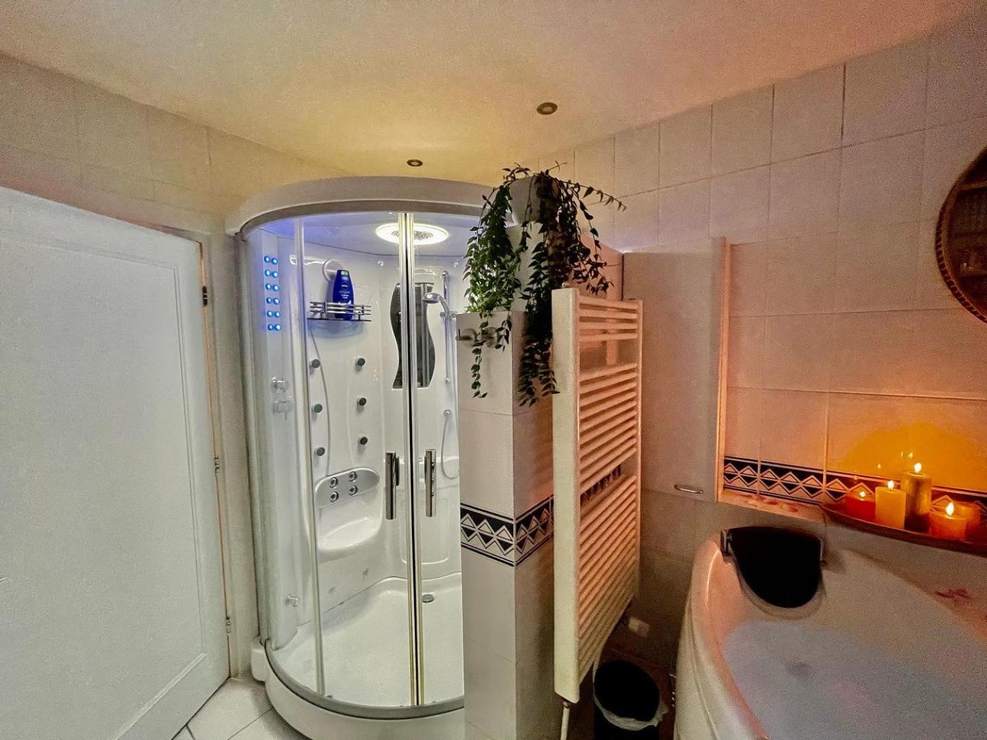 Deluxe Apartment with Balcony - Photo 8