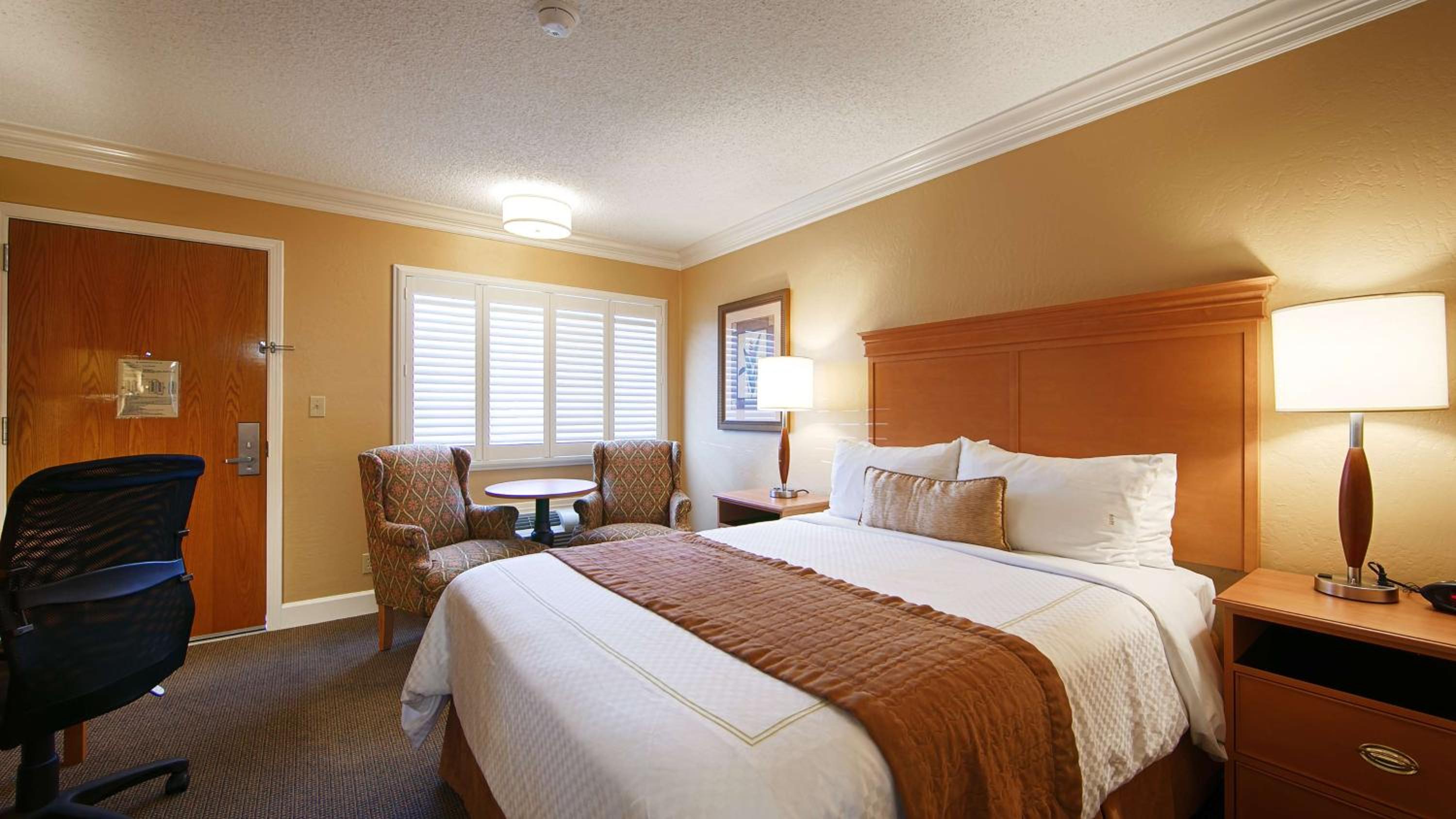 Room with One Queen Bed and One Single Bed - Disability Accessible/Non-Smoking