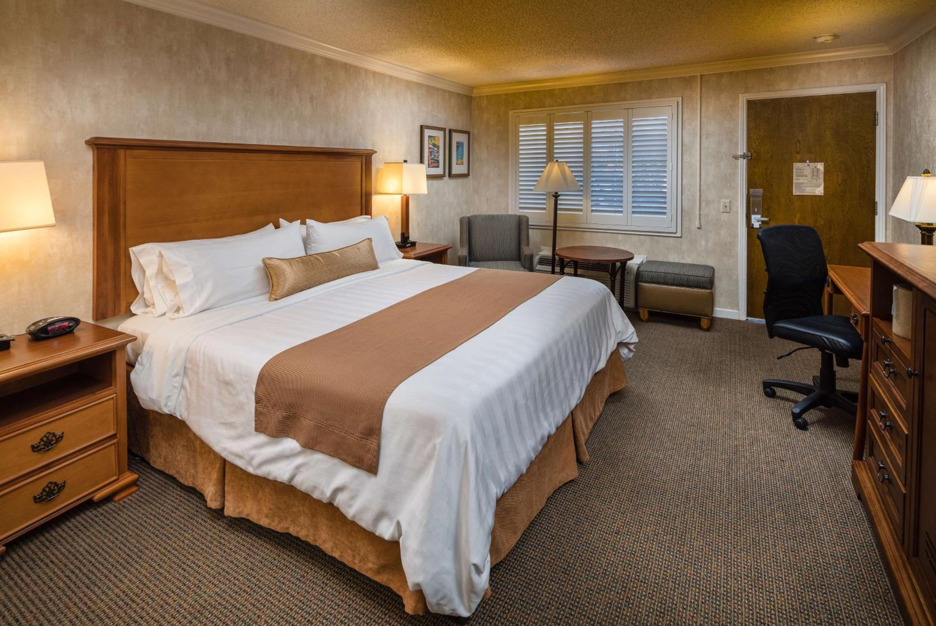 Family Suite with Three Queen Beds and One Single Bed - Disability Access/Non-Smoking photo 2