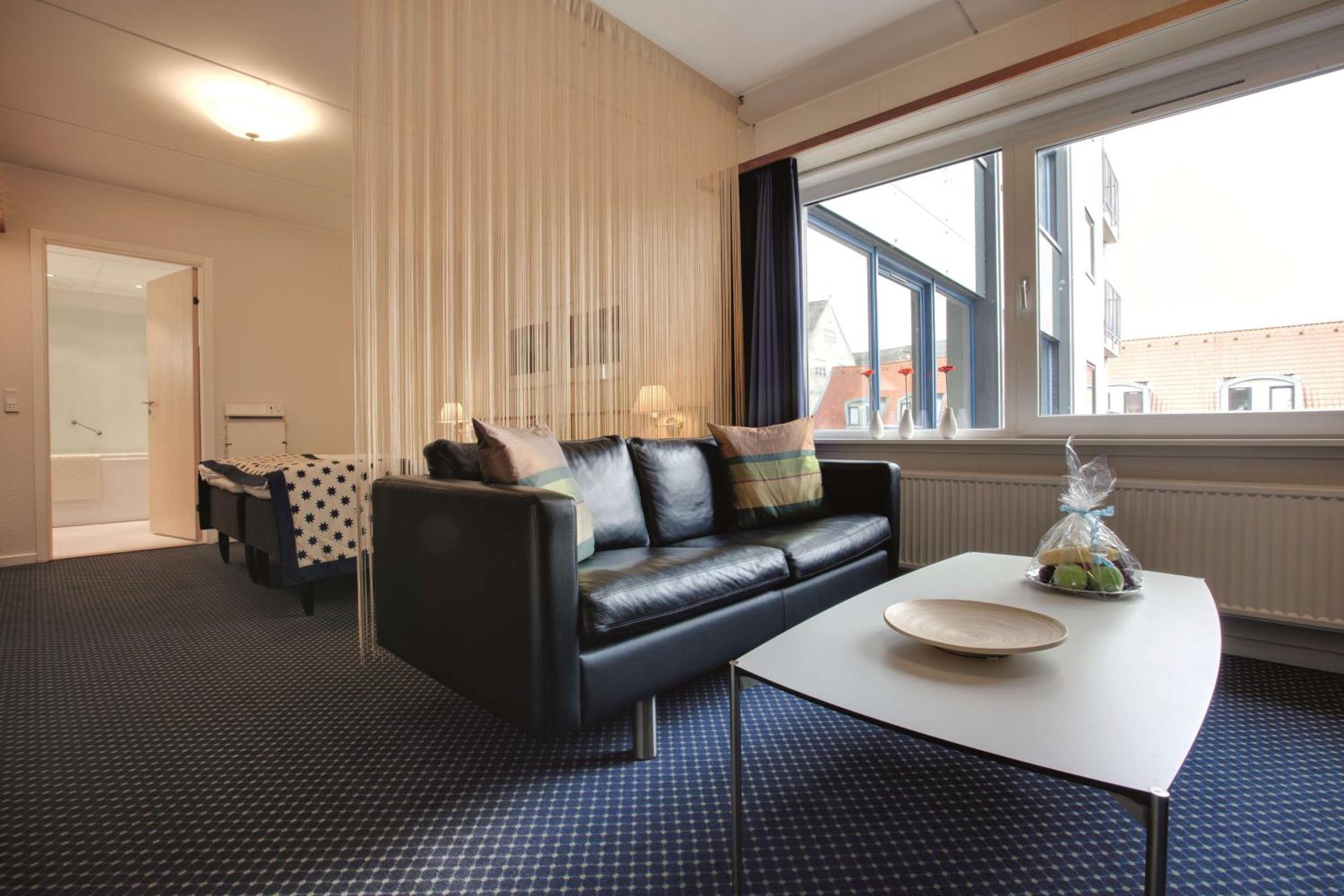 One-Bedroom Suite thumbnail 6