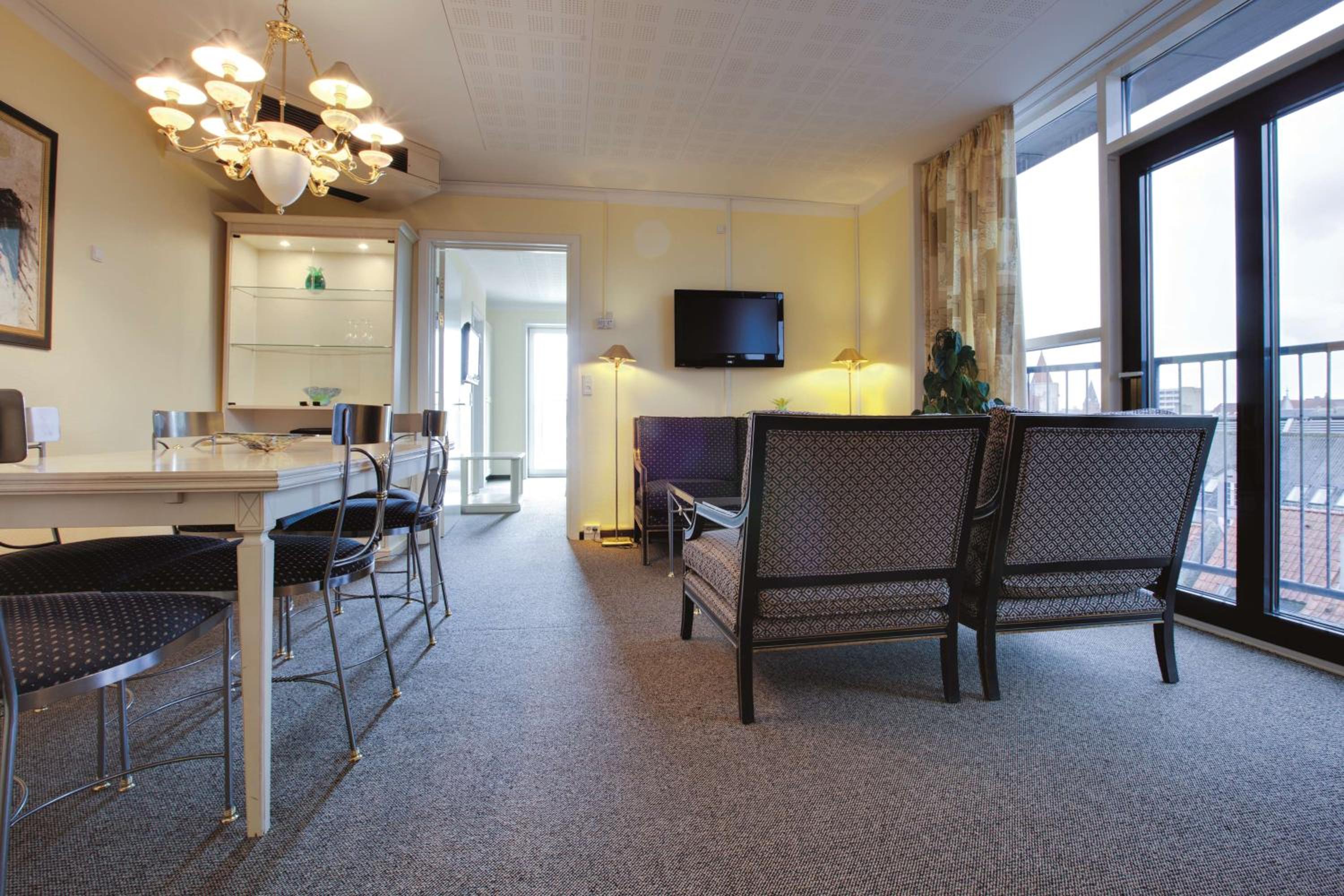 One-Bedroom Suite thumbnail 5