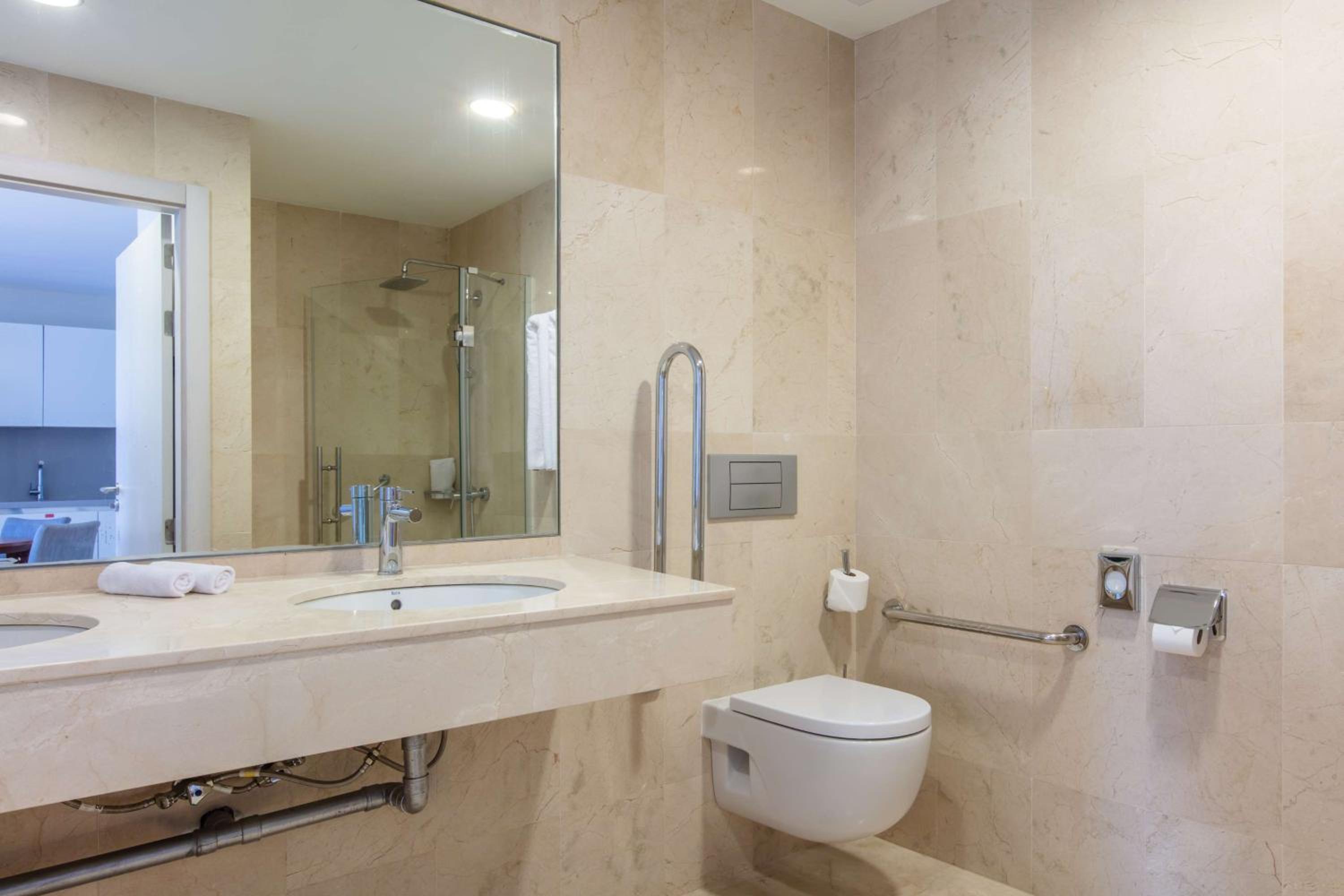 Junior Suite with Garden View thumbnail 5