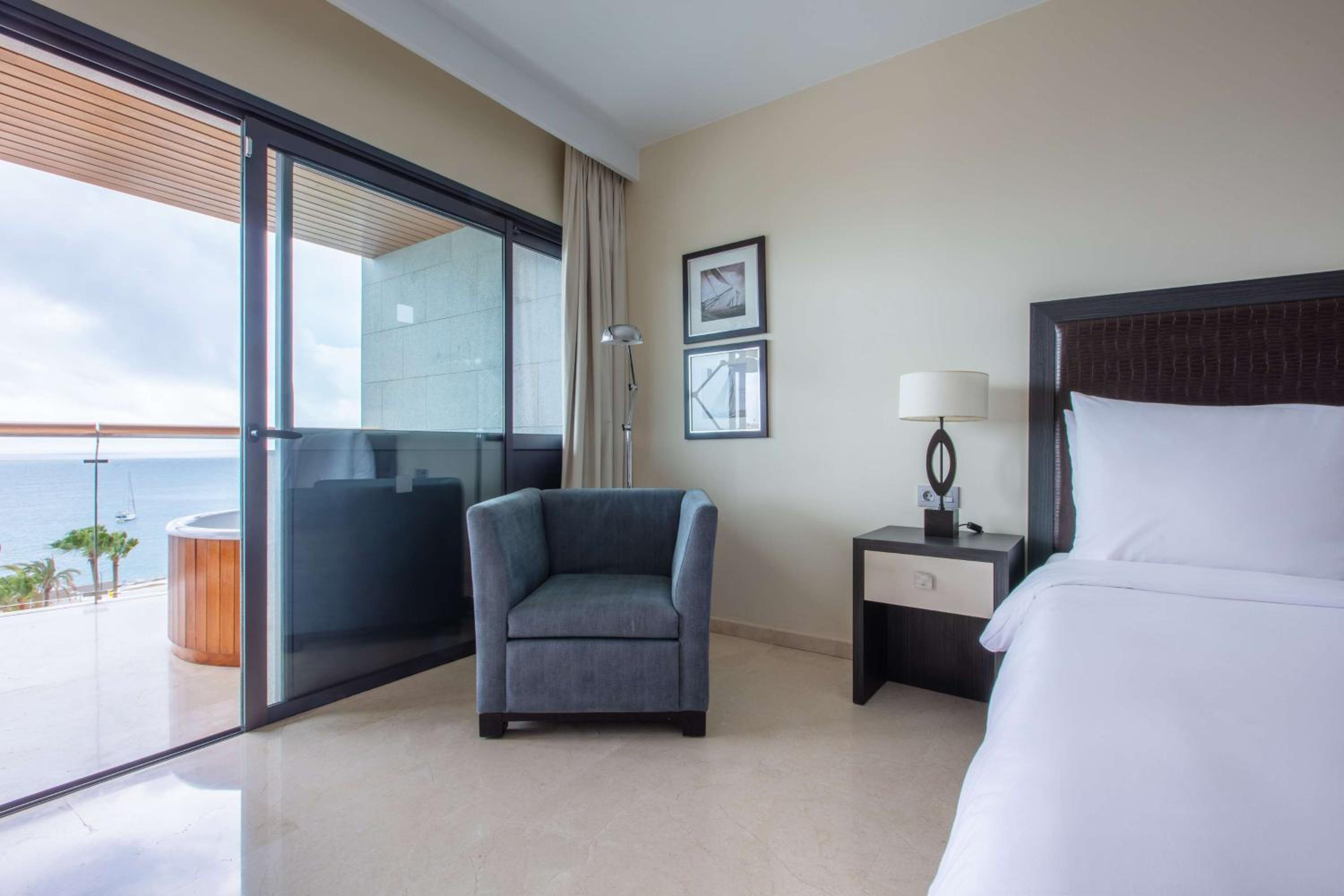 Premium Room with Sea View thumbnail 5