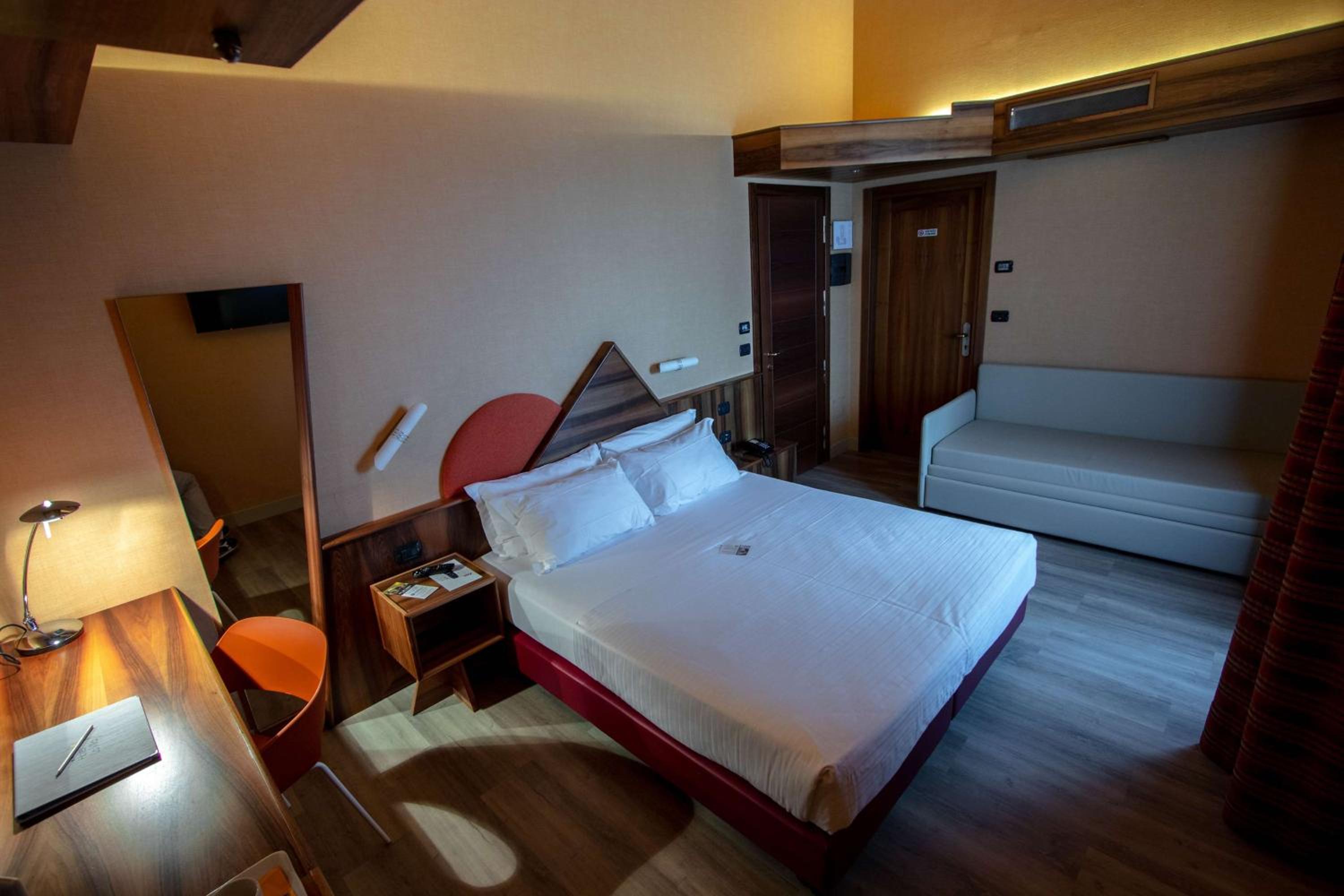 Executive Queen Room With Sofa Bed - Photo 1
