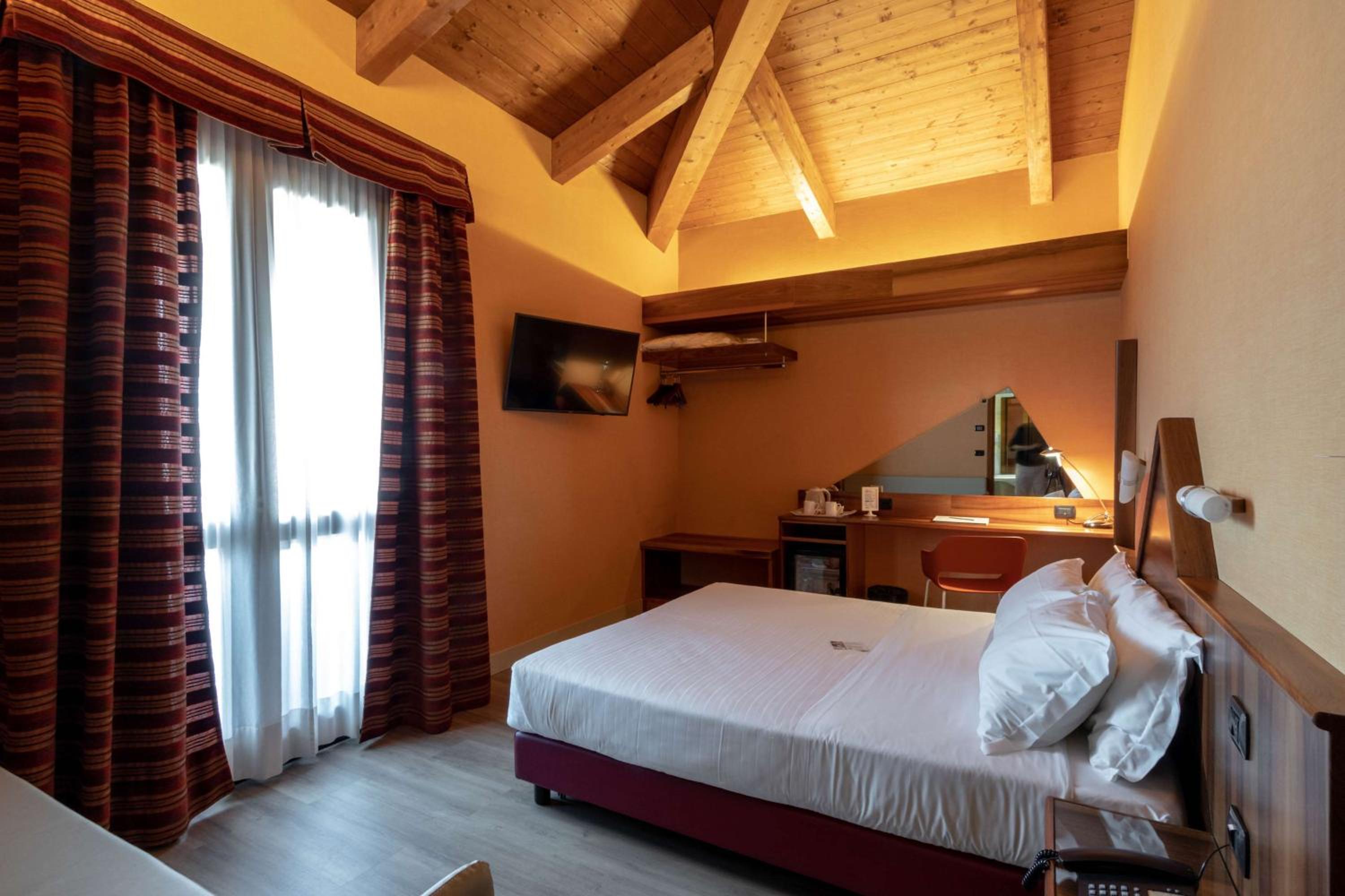 Executive Queen Room With Sofa Bed - Photo 4