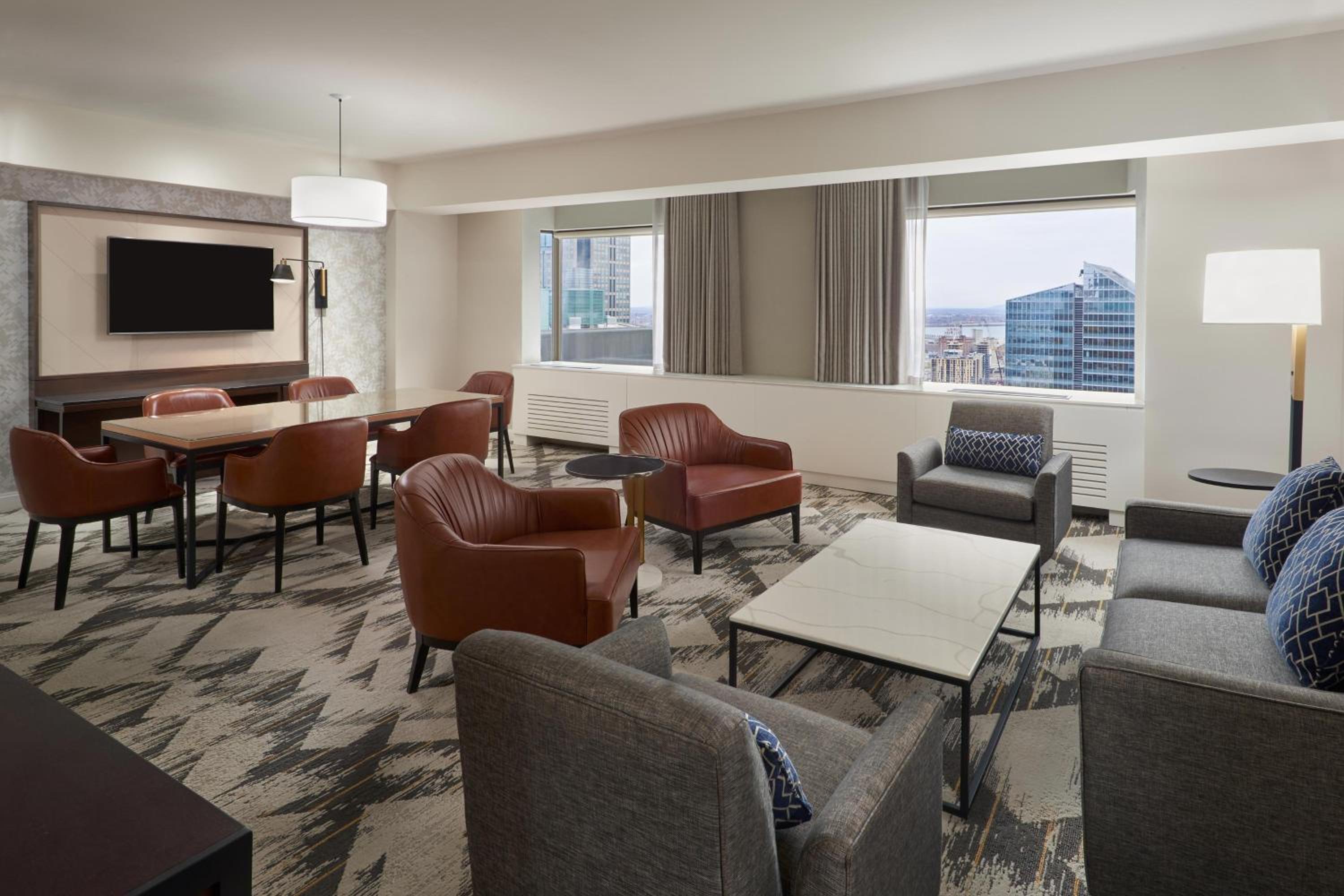 Executive Suite, 1 King, Sofa bed - Photo 5