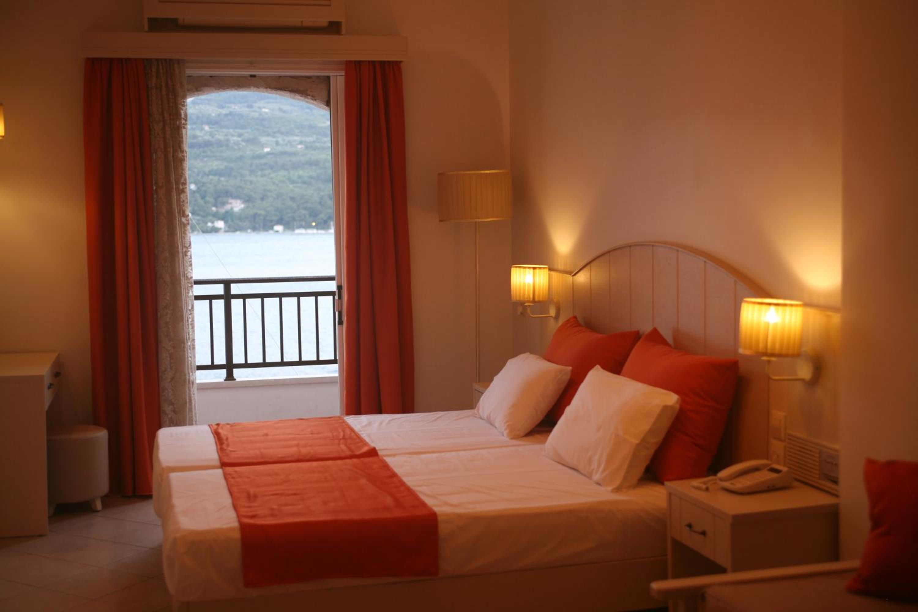 Triple Room - Sea Front 2nd floor photo 3