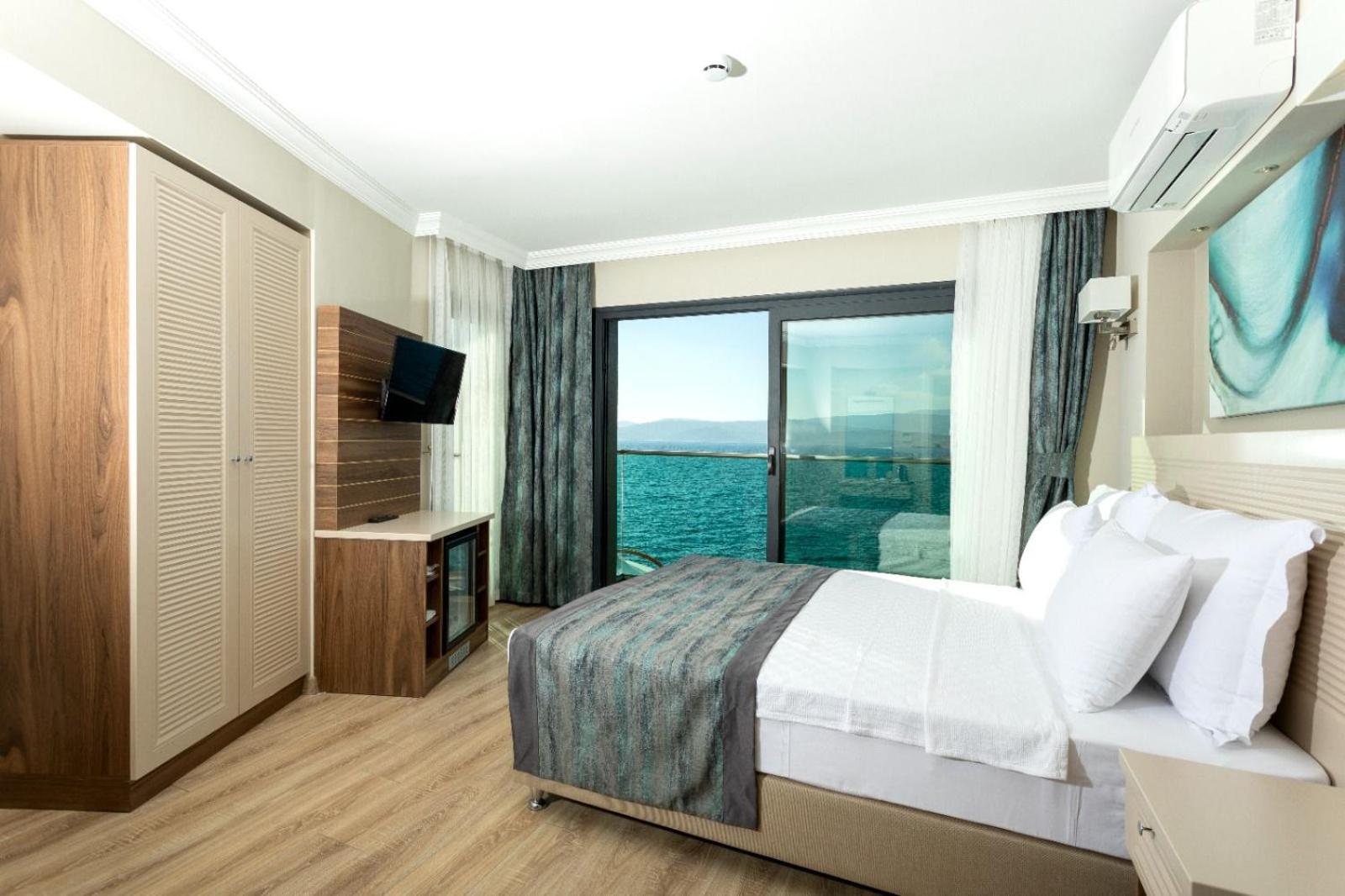 Deluxe Double Room with Sea View - Photo 2