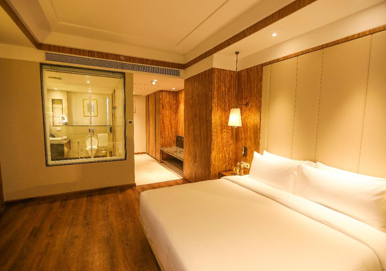 Executive Suite - Photo 2