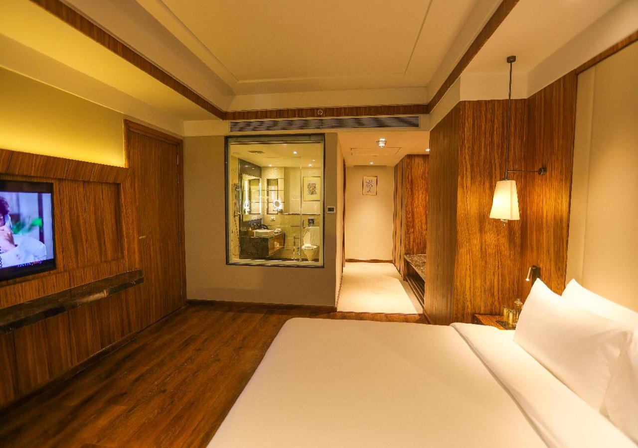 Executive Suite - Photo 3