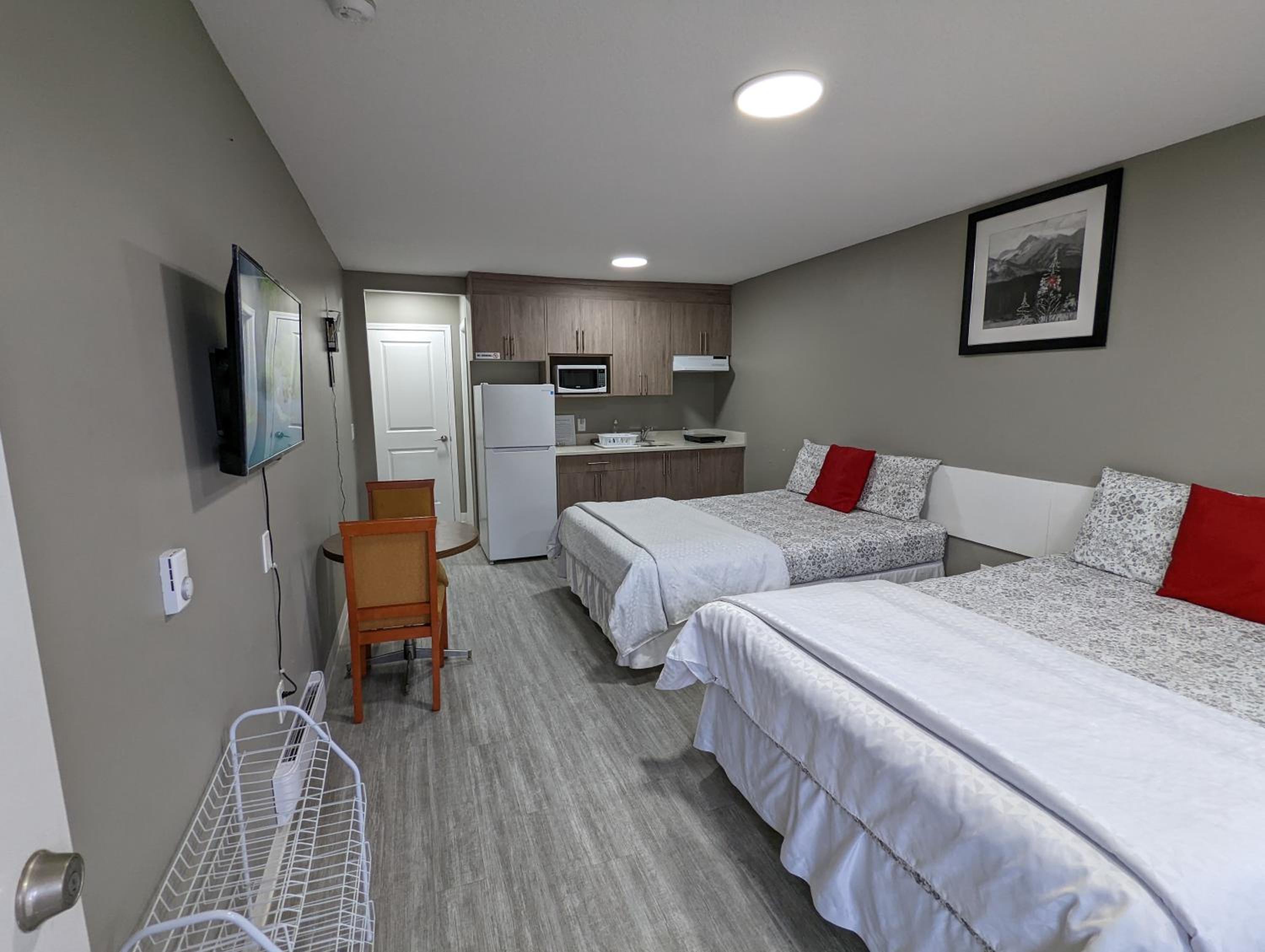 Standard Double Room - Photo 11