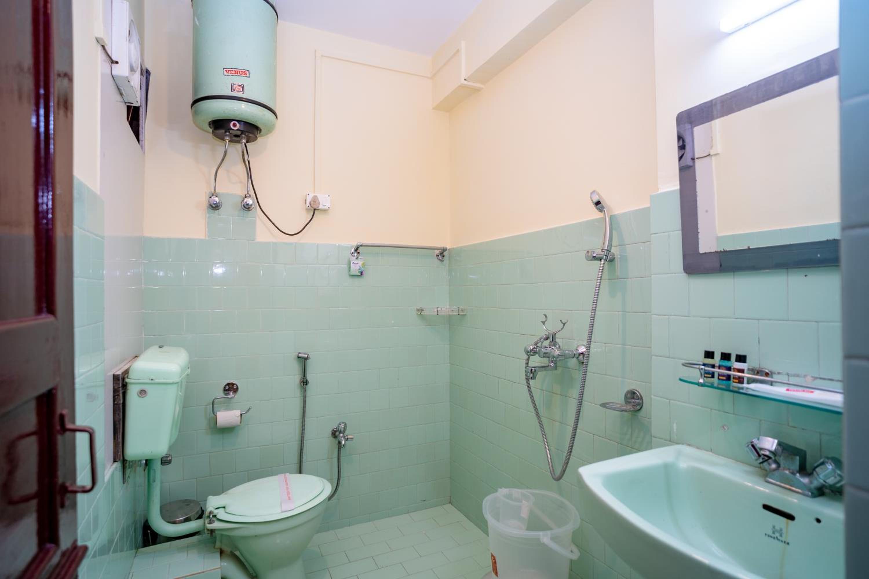 Standard Double Room - Photo 7