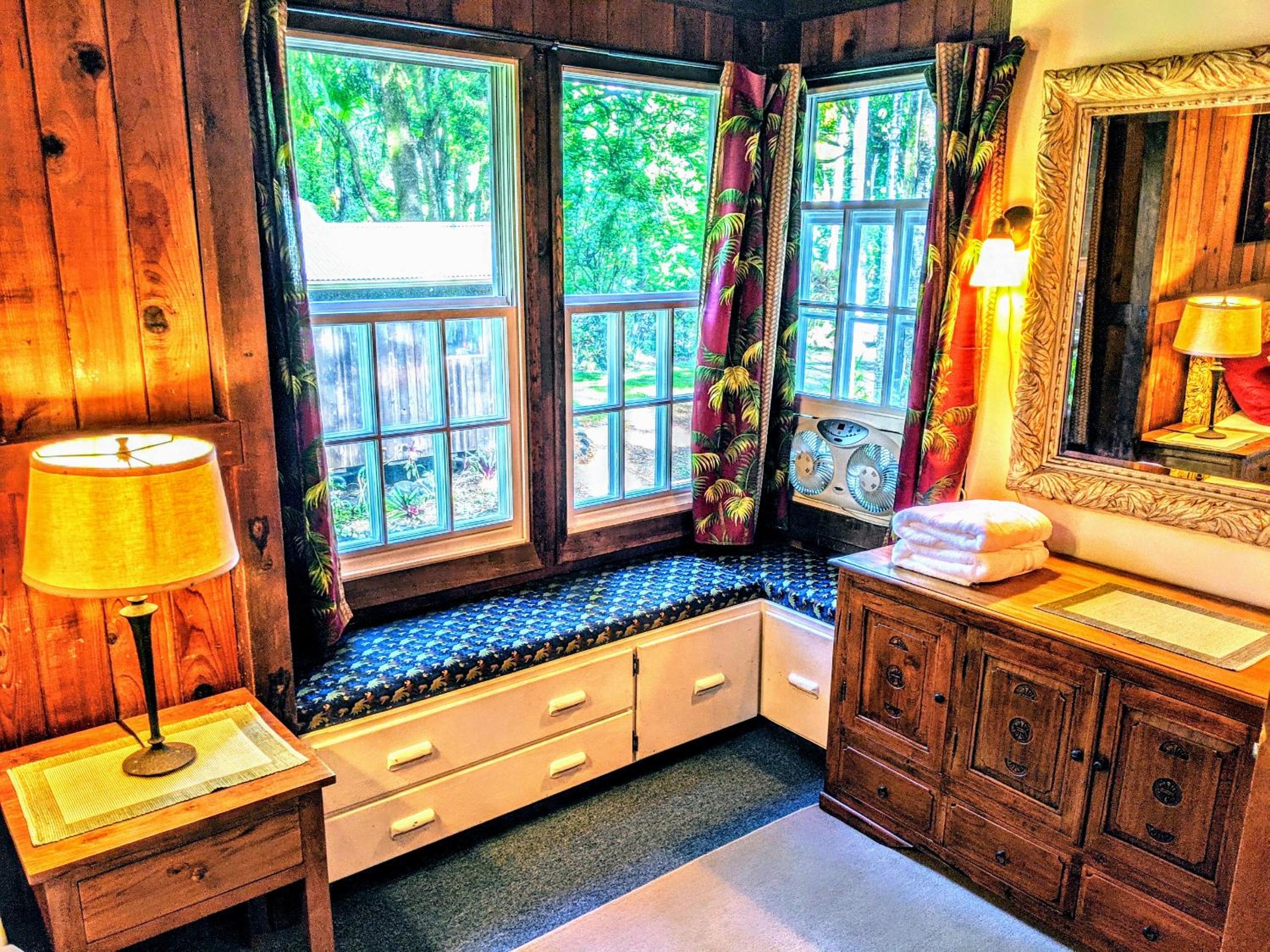 King Room with Balcony - Photo 9