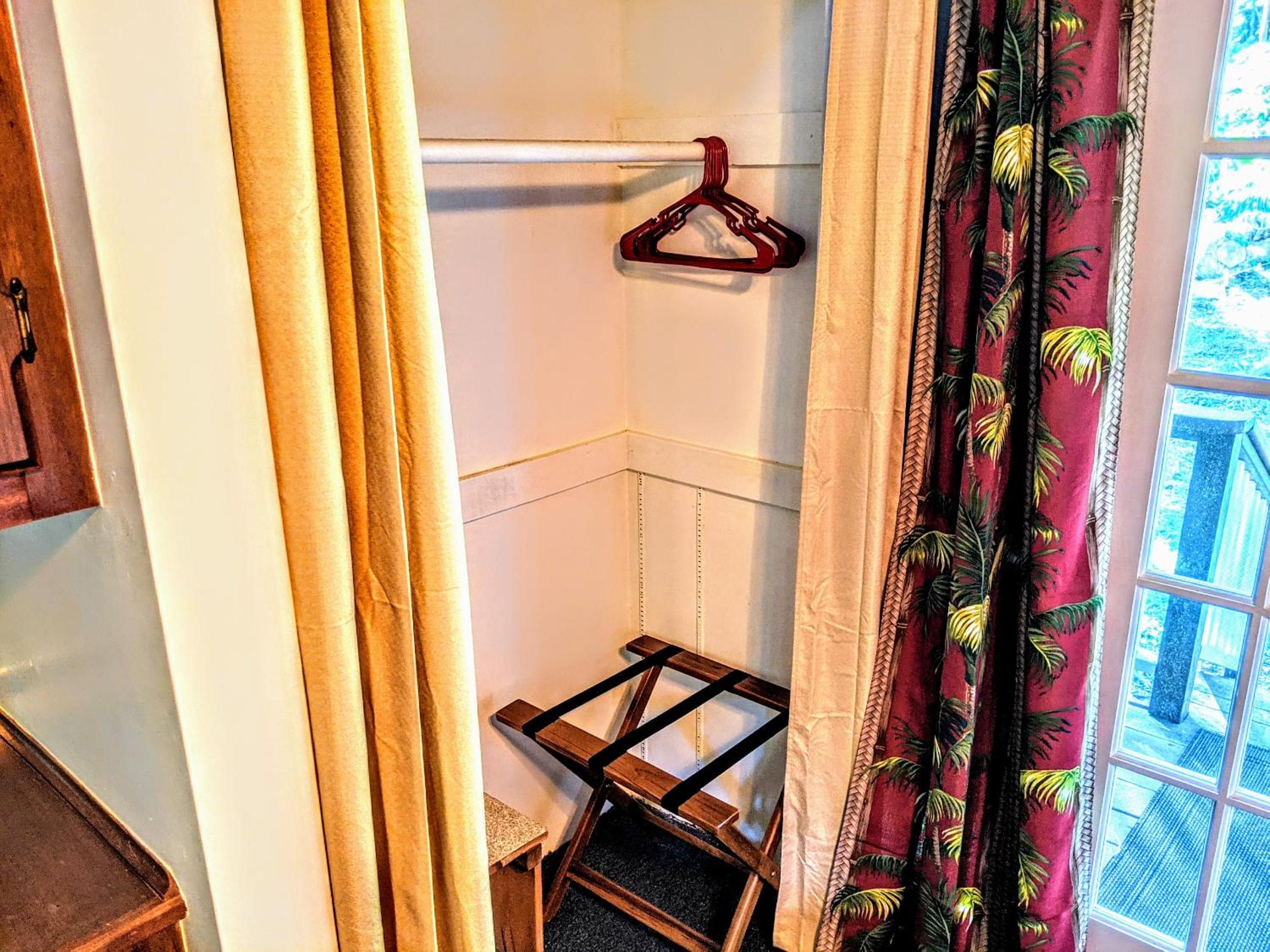 King Room with Balcony - Photo 5