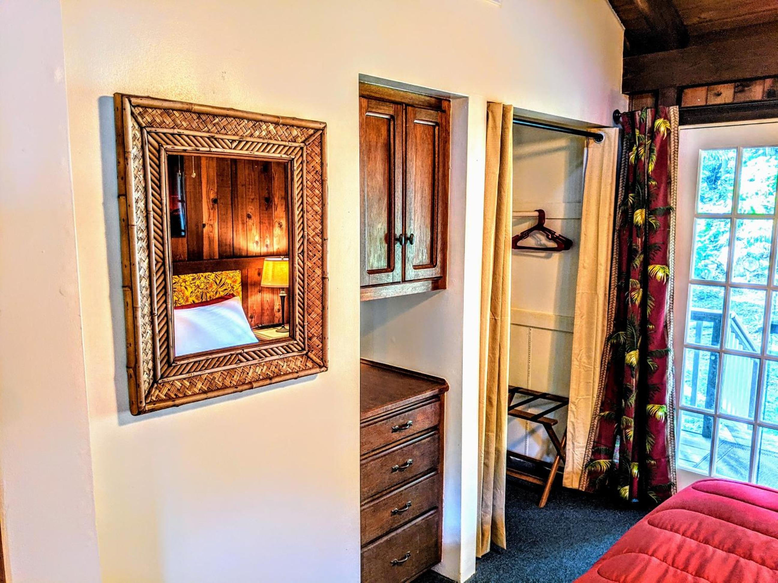 King Room with Balcony - Photo 12