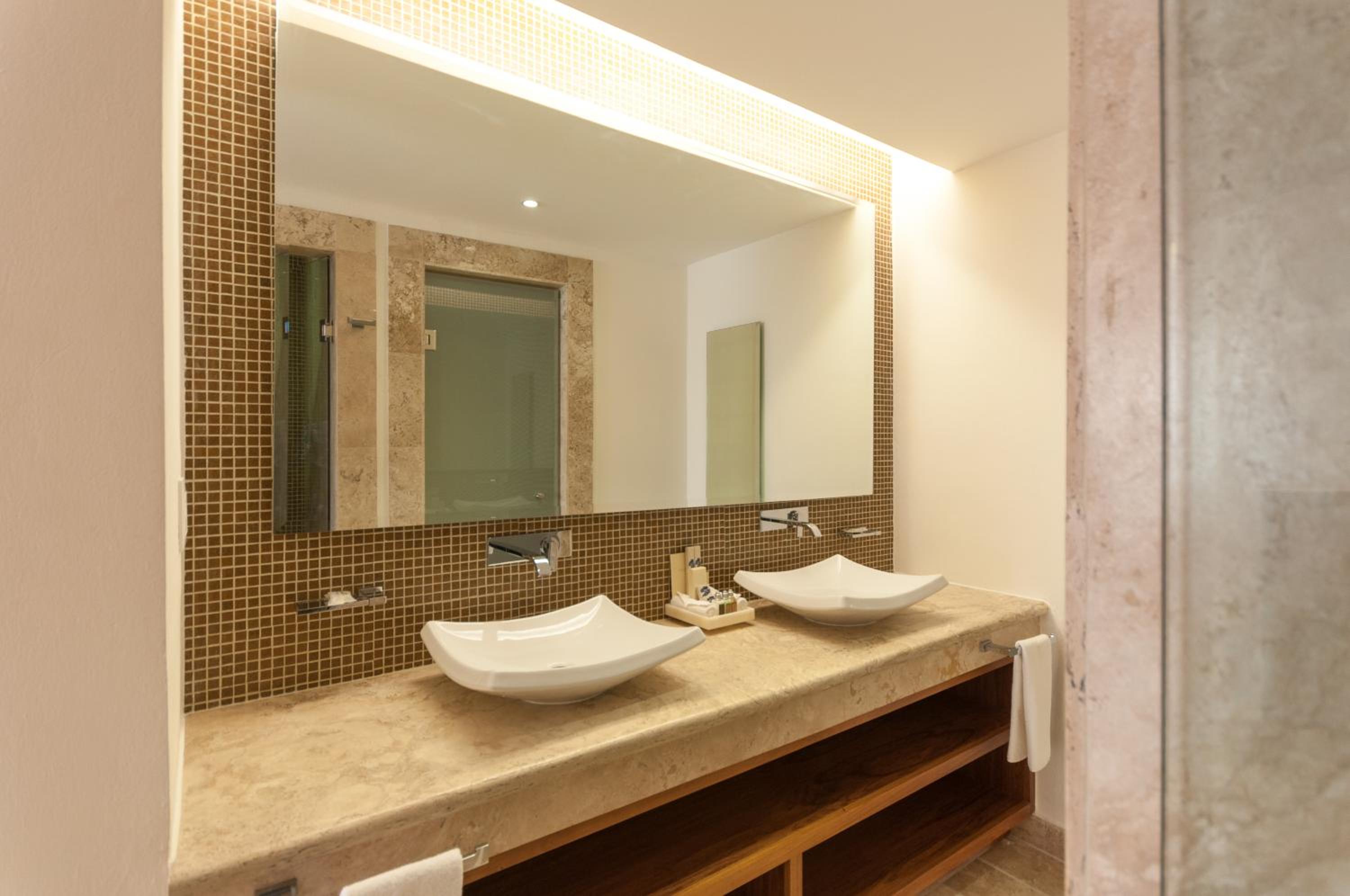 Junior Suite with Spa Bath - Photo 3