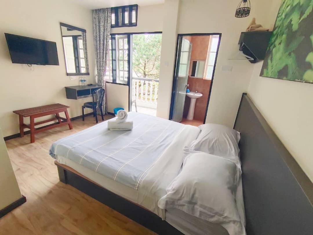 Queen Room with Balcony photo 2