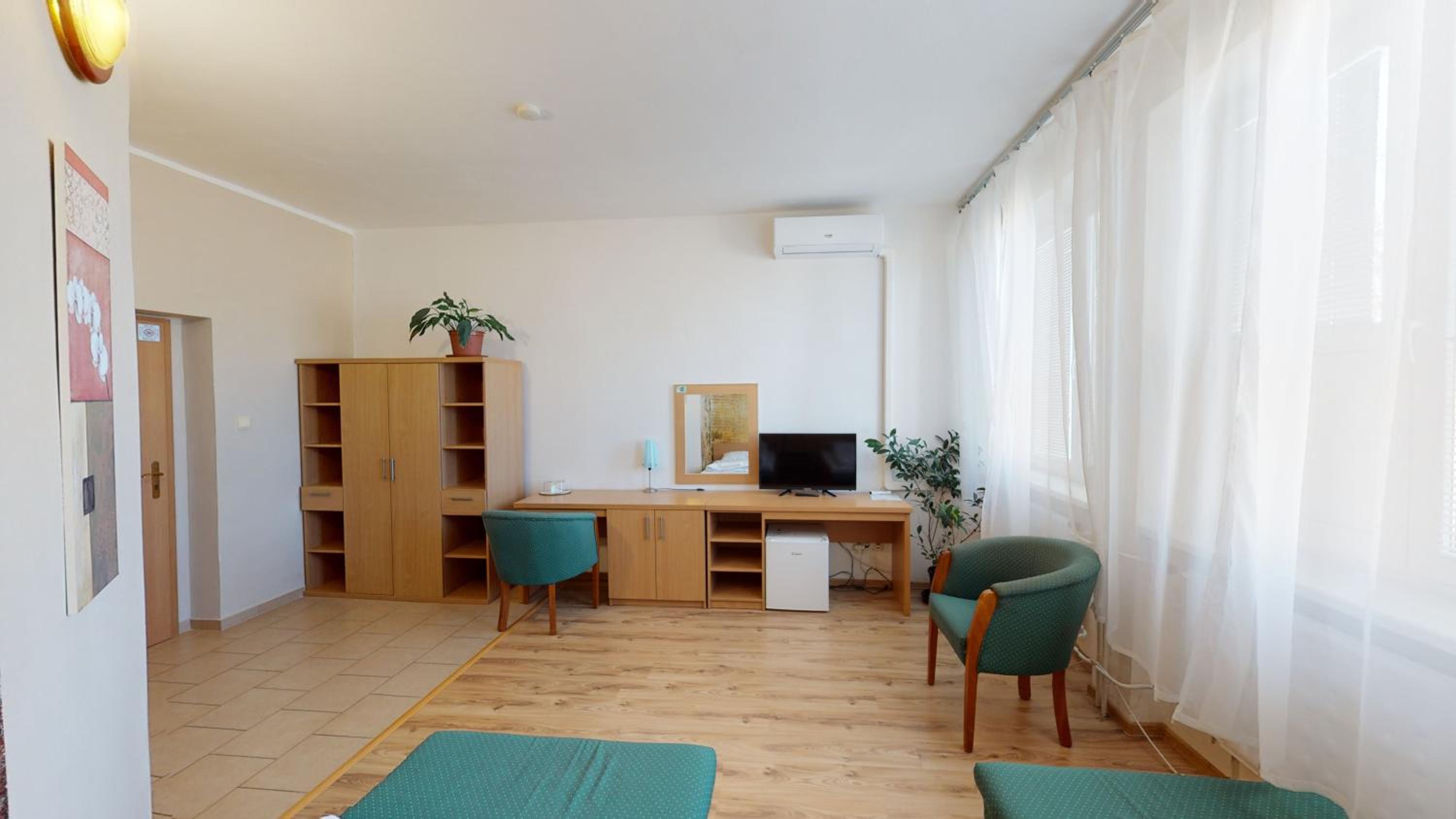 Economy Twin Room with Street View - Photo 6