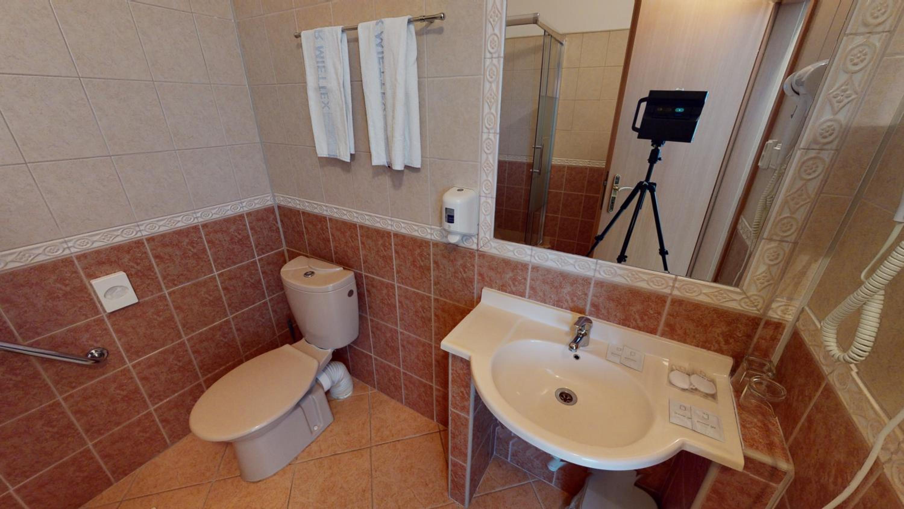 Economy Twin Room with Street View - Photo 3