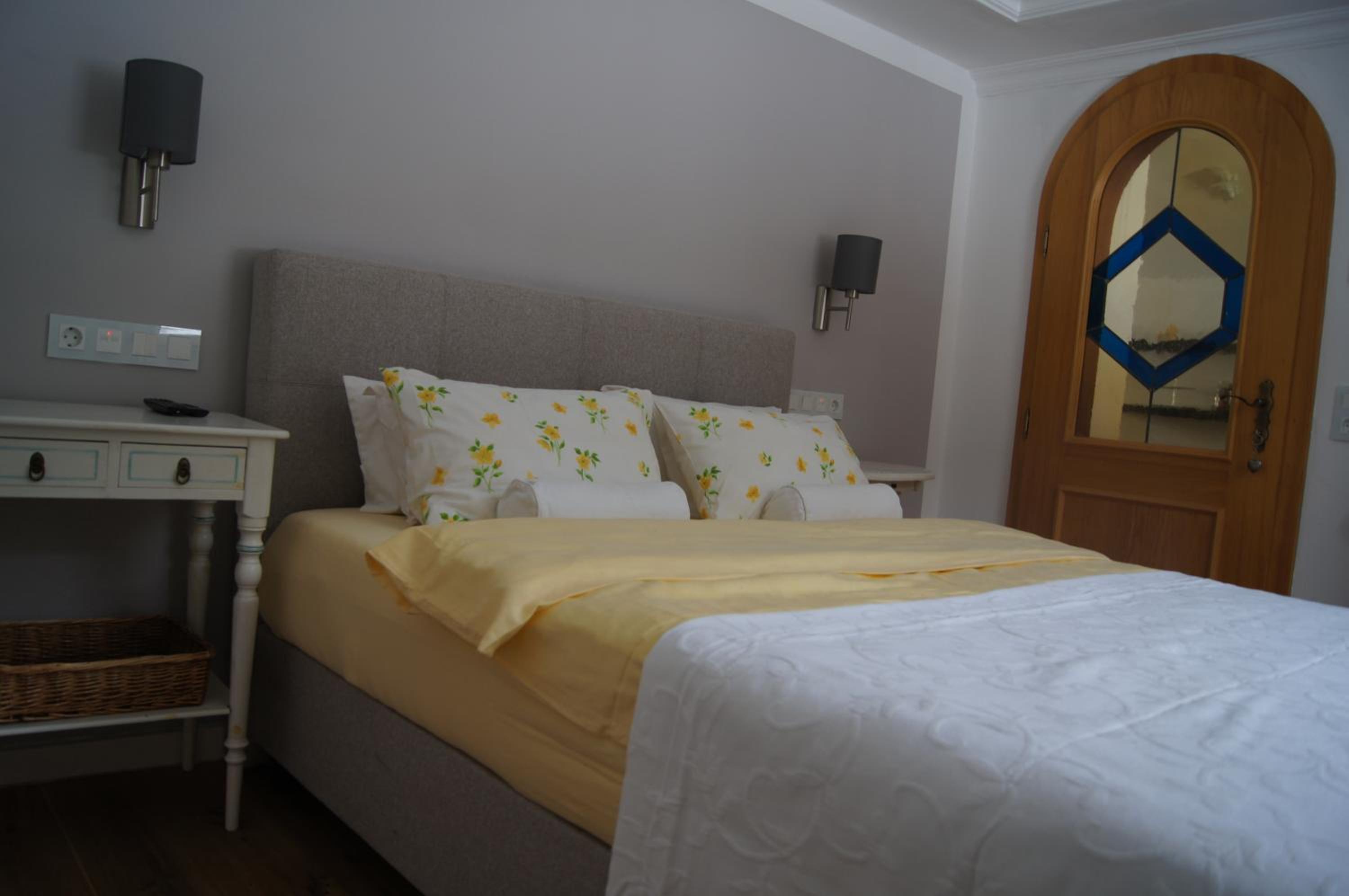 Five-Bedroom House photo 2