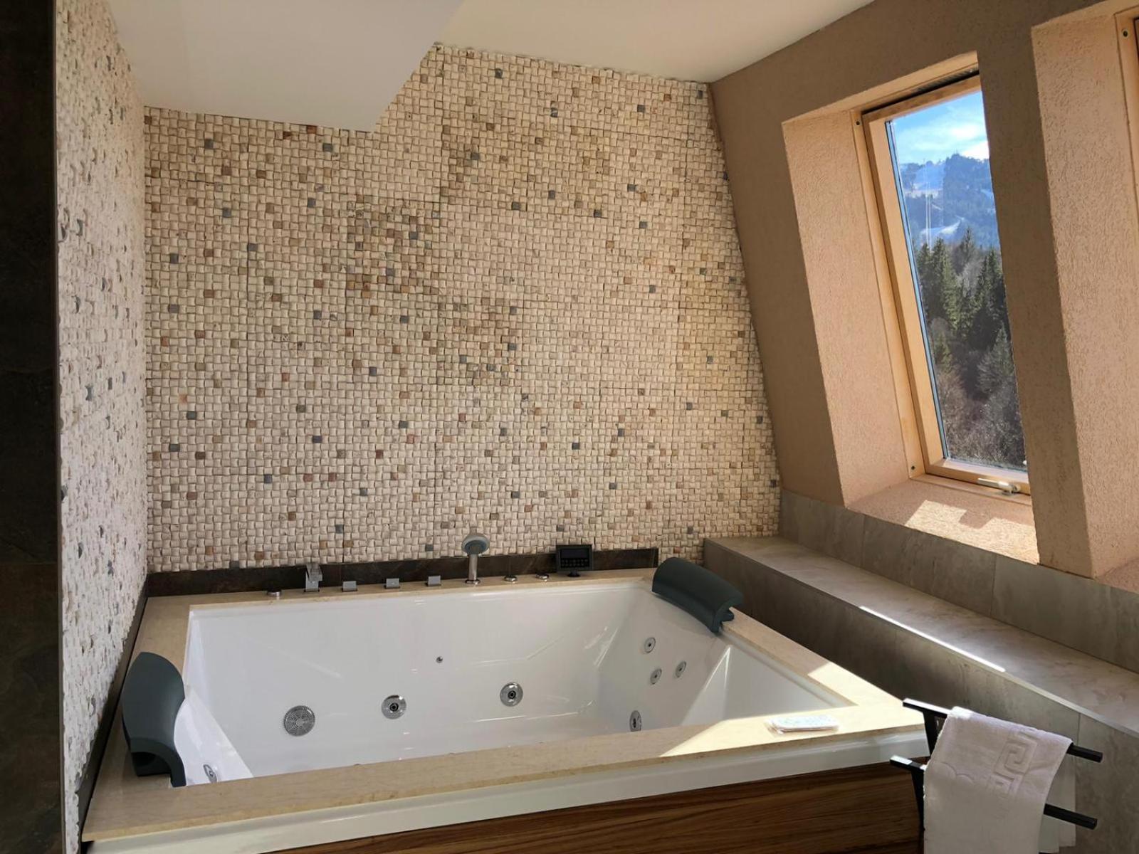 Deluxe Double Room with Hot Tube & Mountain View - Photo 2