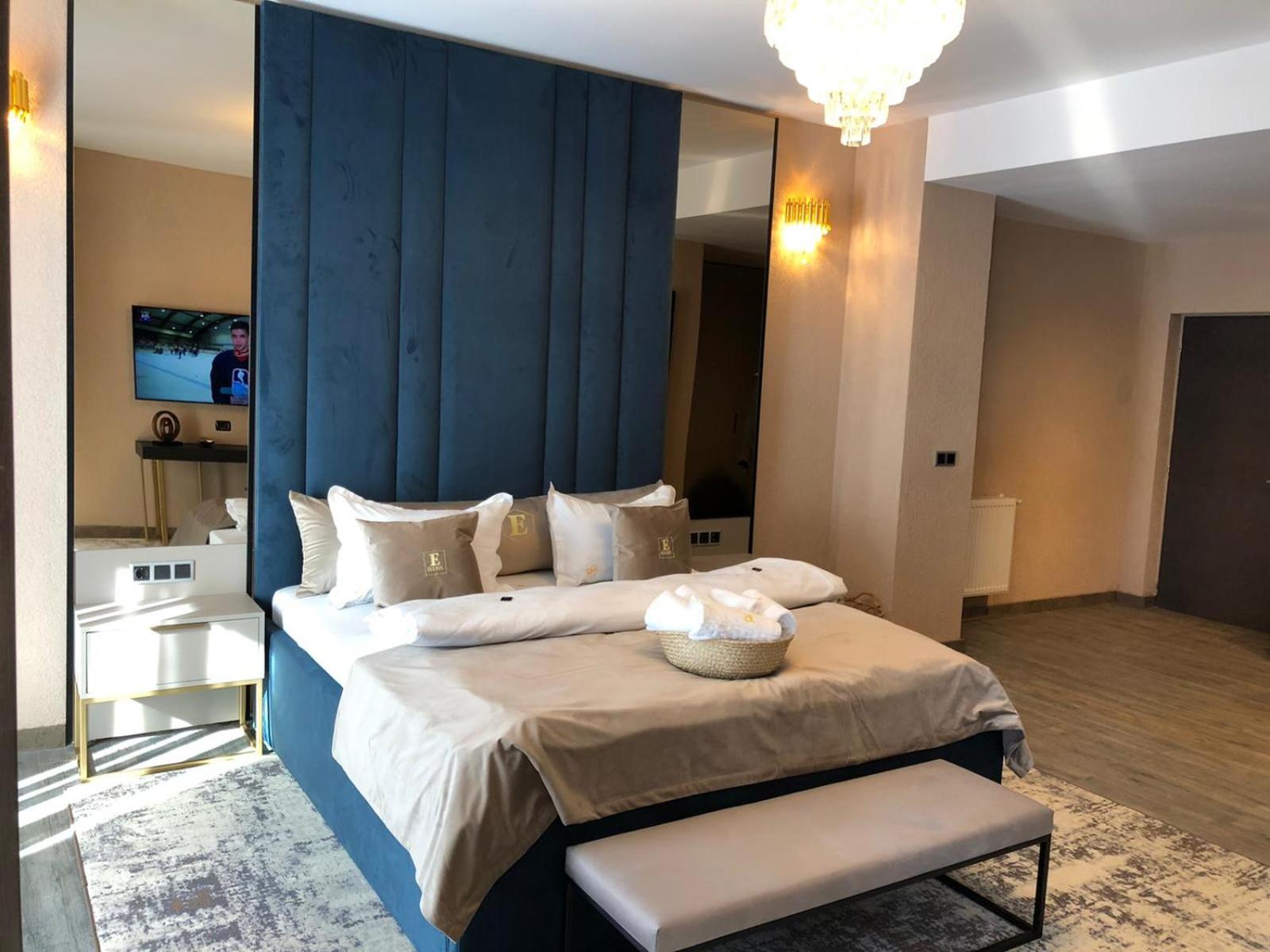 Deluxe Double Room with Hot Tube & Mountain View - Photo 3