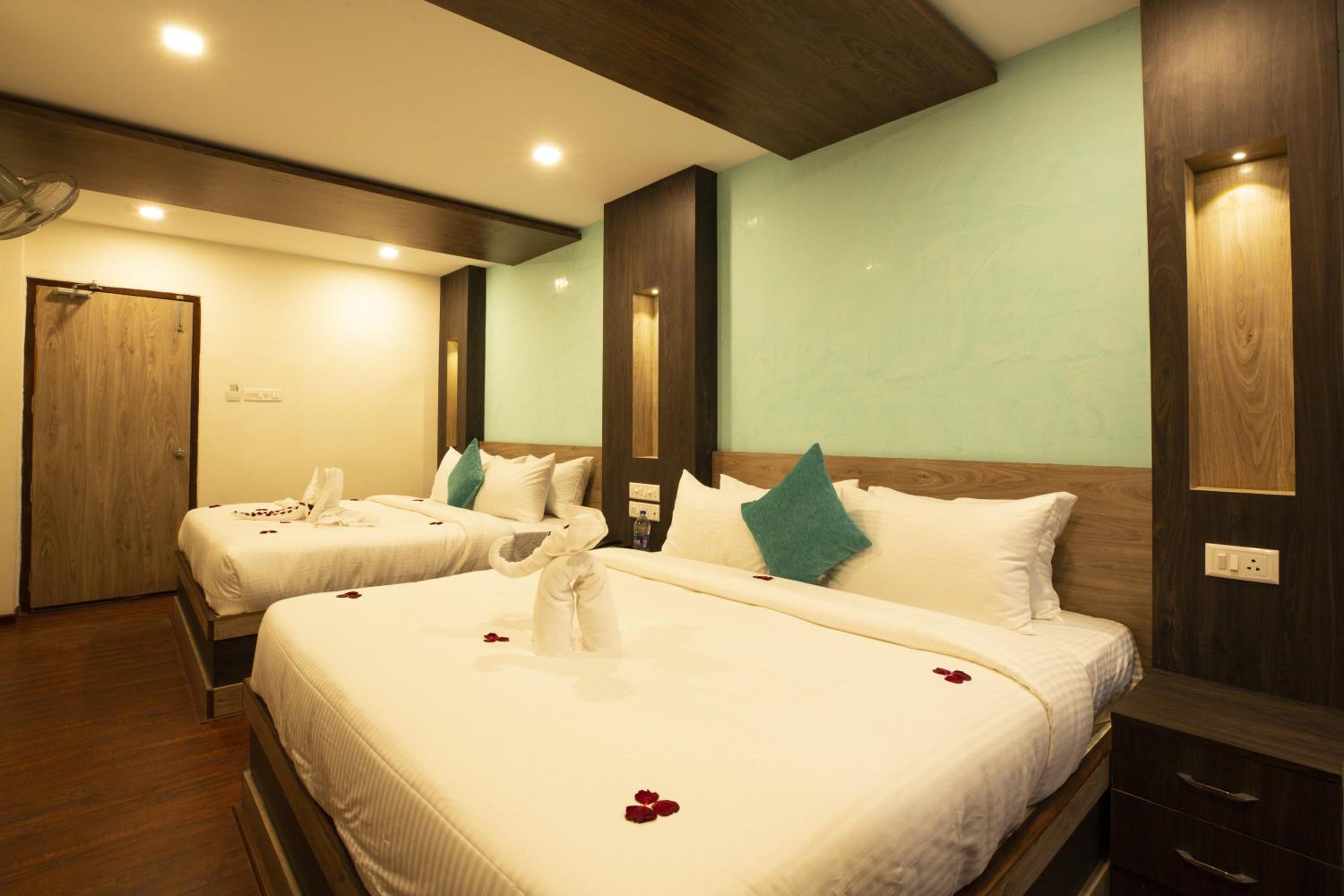 Deluxe Family Suite - Photo 4