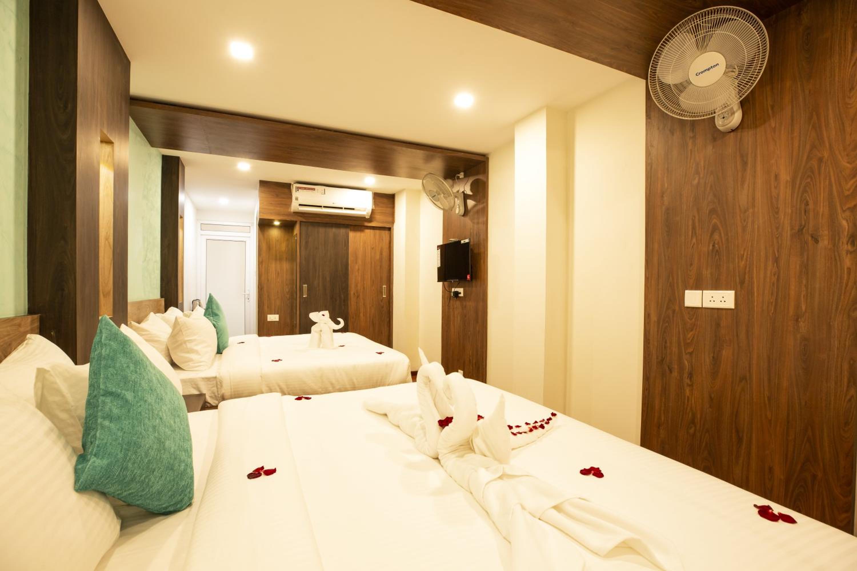 Deluxe Family Suite - Photo 5