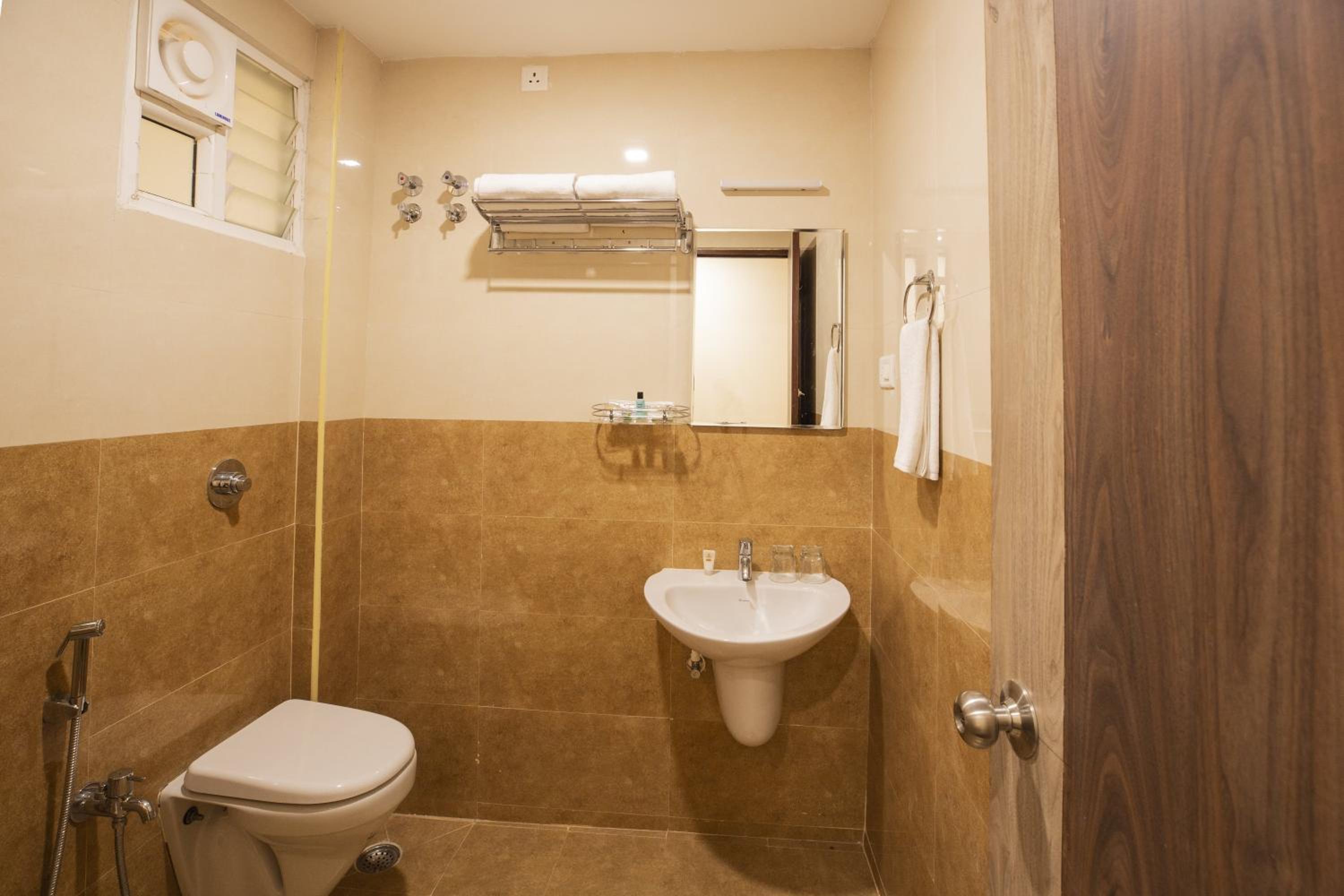 Deluxe Family Suite - Photo 11