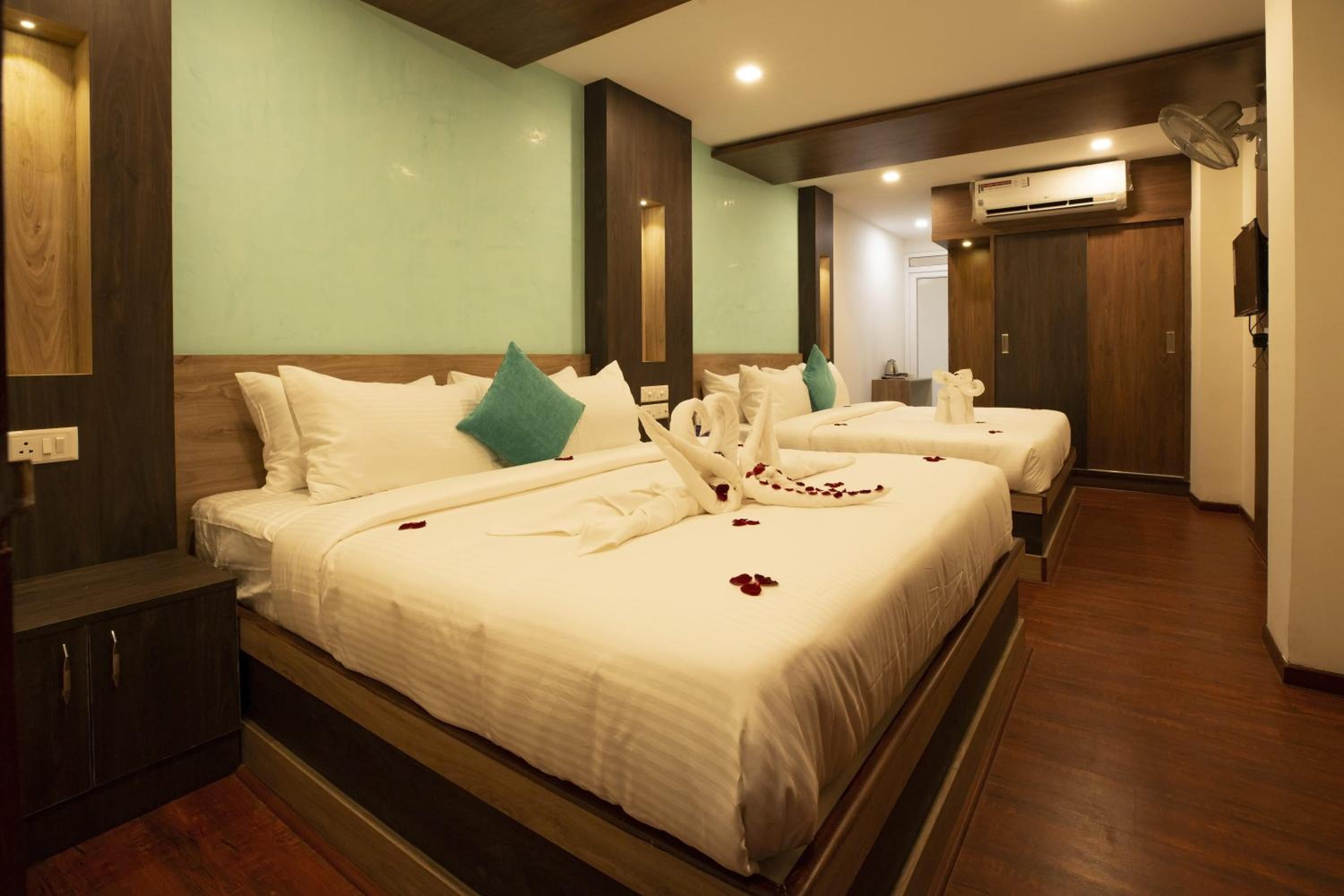 Deluxe Family Suite - Photo 1