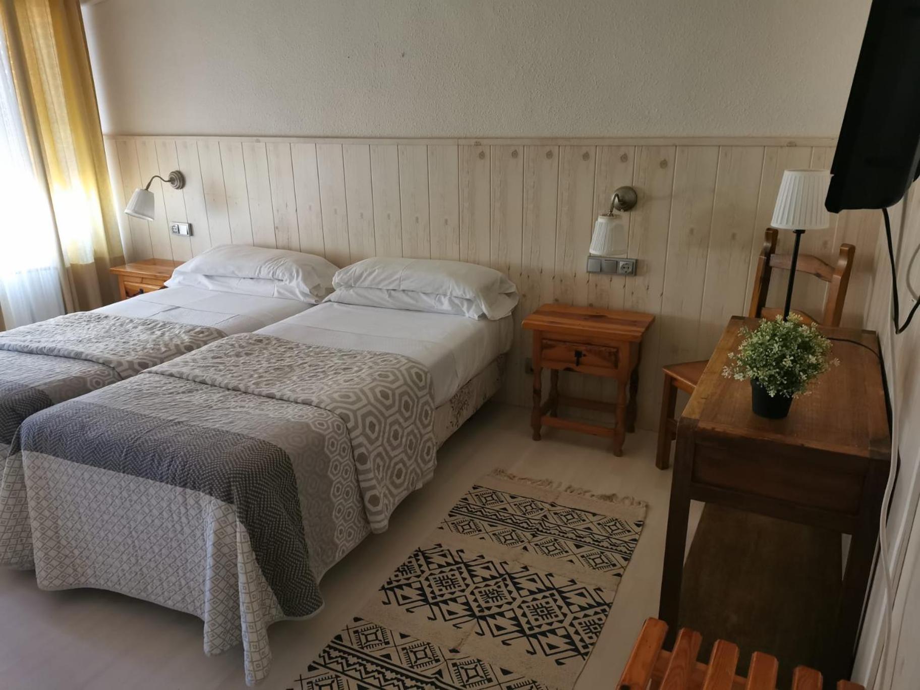 Twin Room - Photo 4
