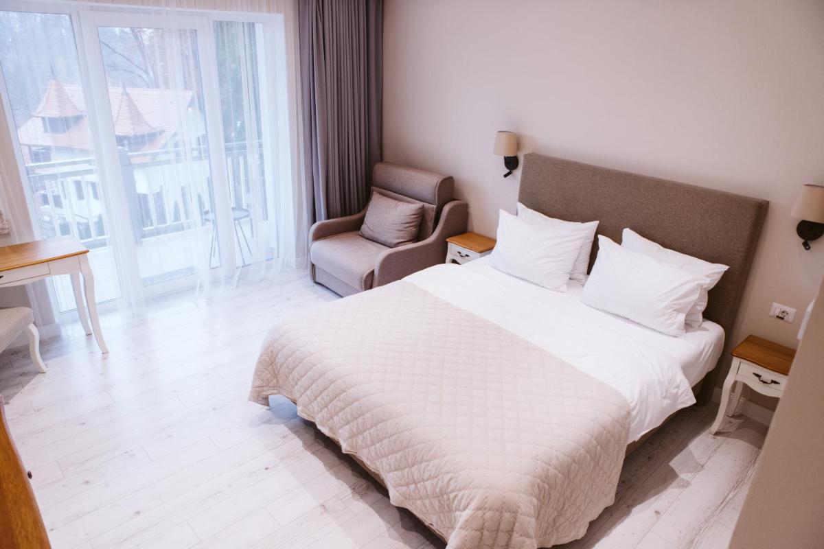 Deluxe Double Room with Balcony photo 2