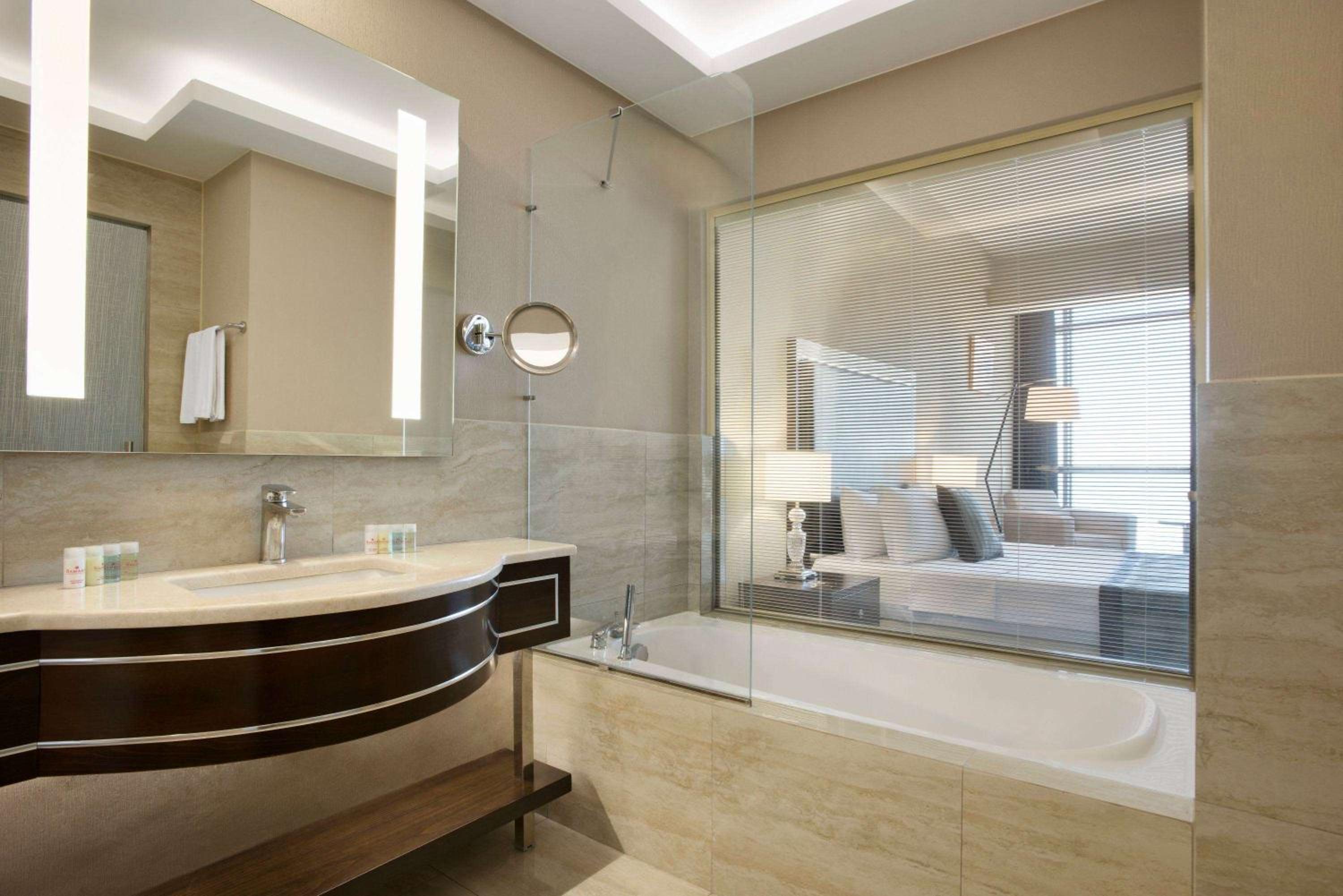 Standard King Room - Photo 7
