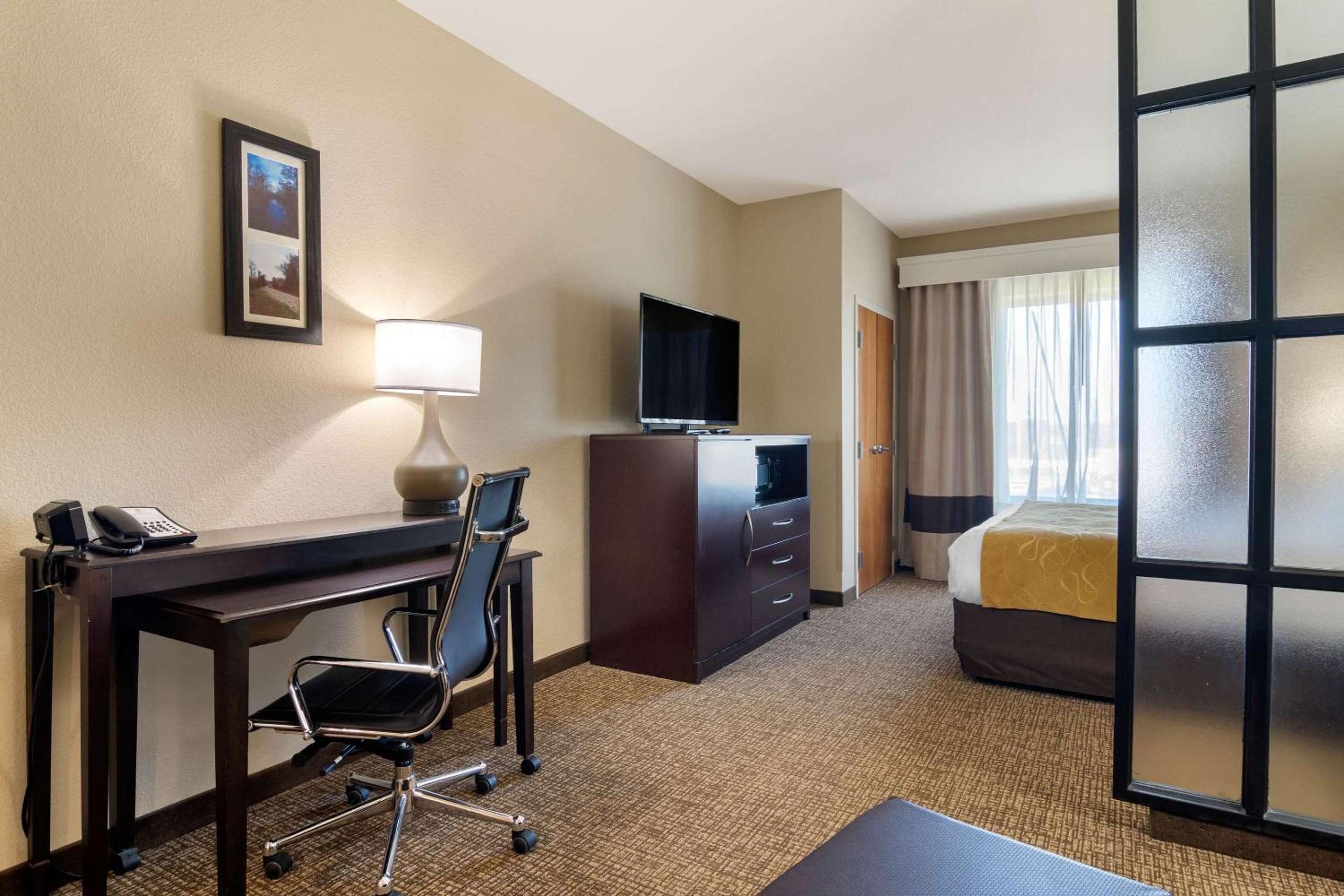 King Suite - Non-Smoking - Photo 4