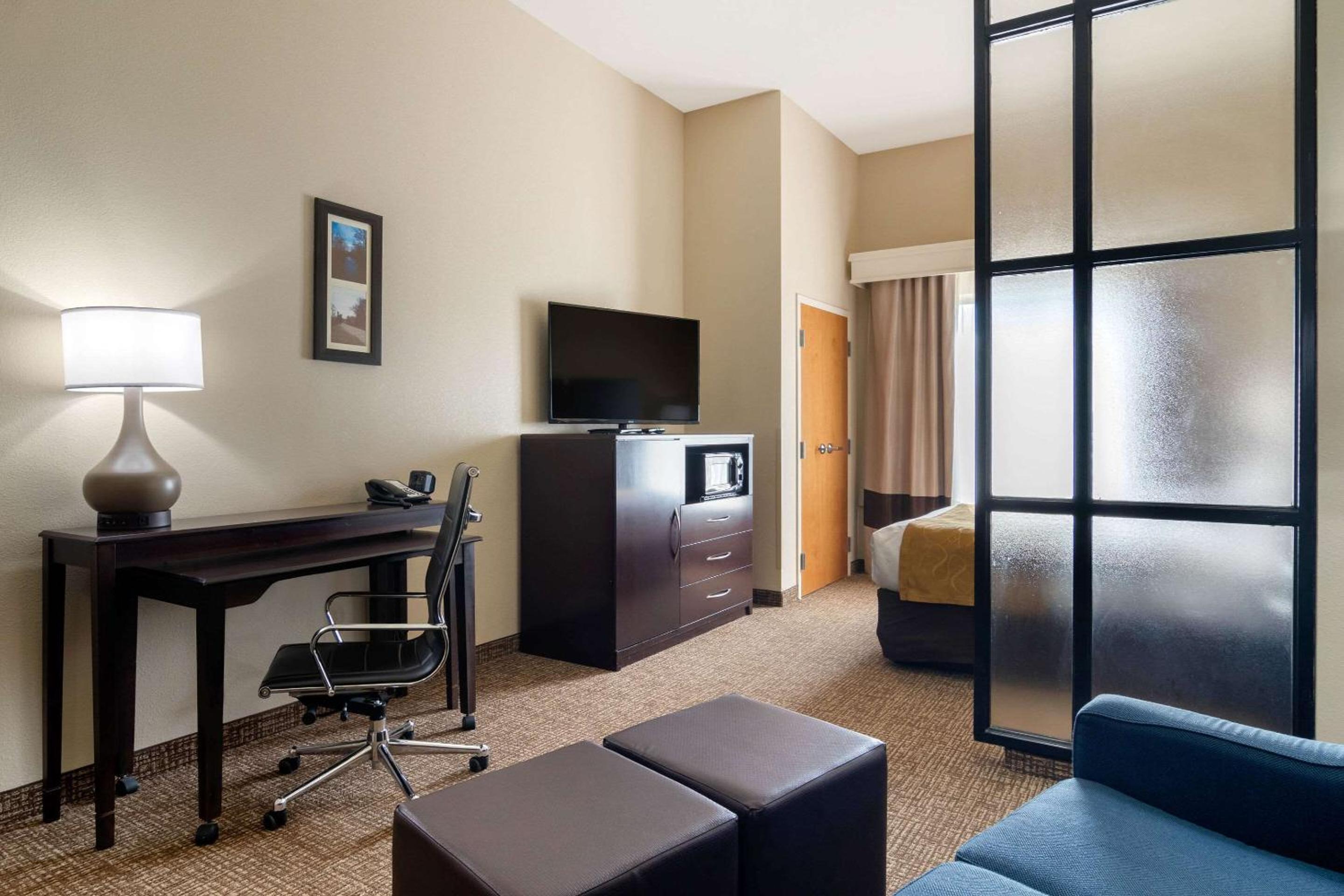 Queen Suite - Disability Access/Non-Smoking - Photo 1