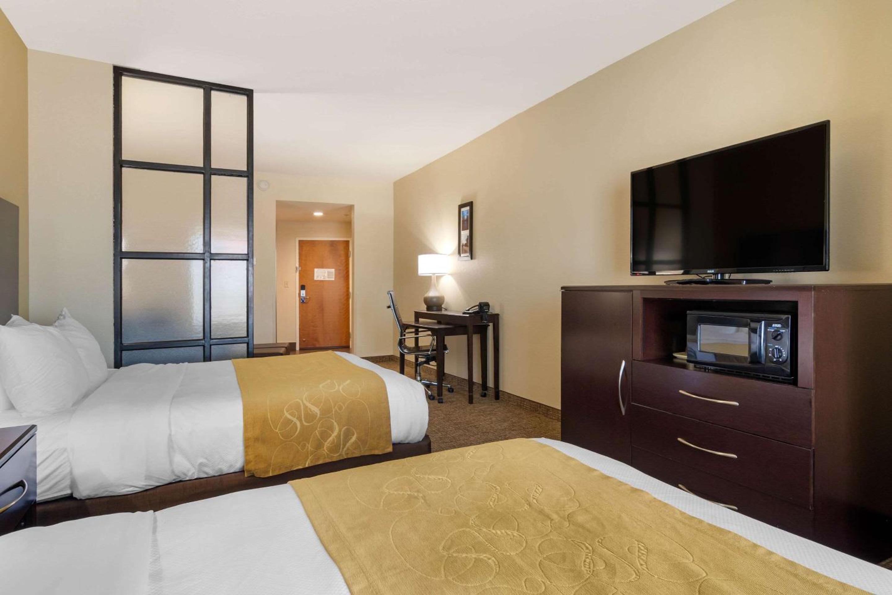 Queen Suite with Two Queen Beds - Non-Smoking - Photo 2