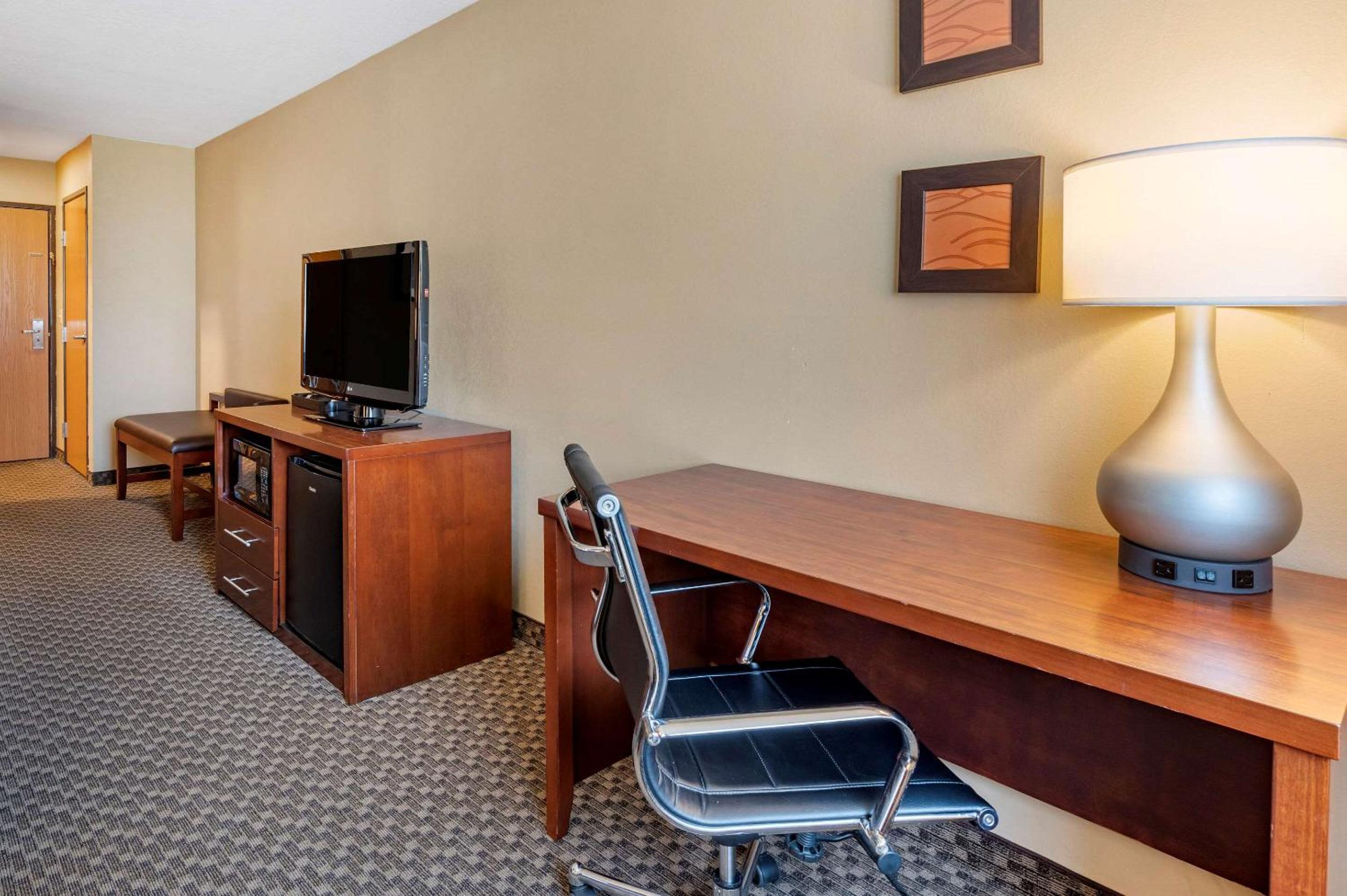 King Room - Non-Smoking - Photo 2