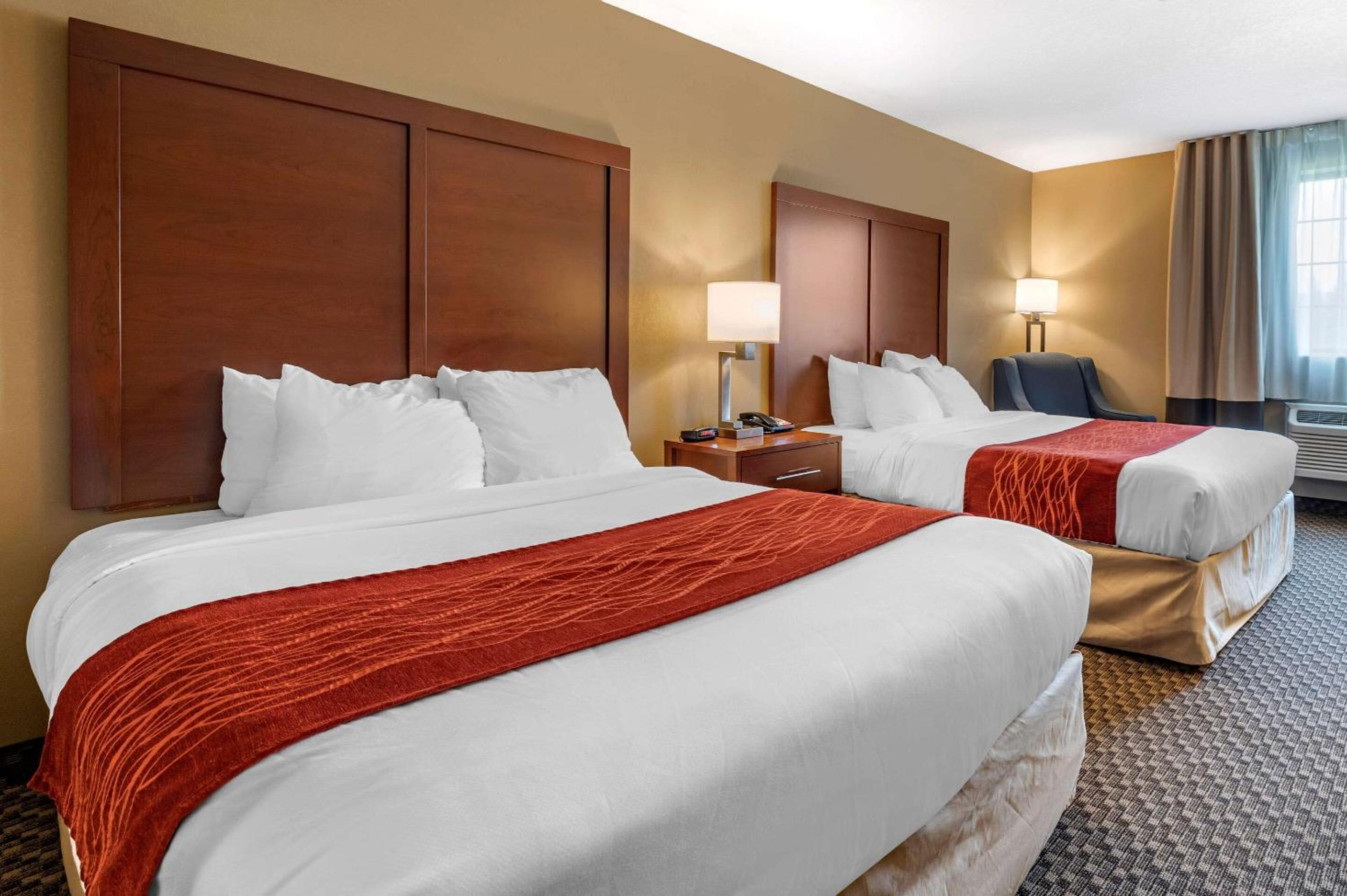 Queen Room with Two Queen Beds - Non-Smoking - Photo 1