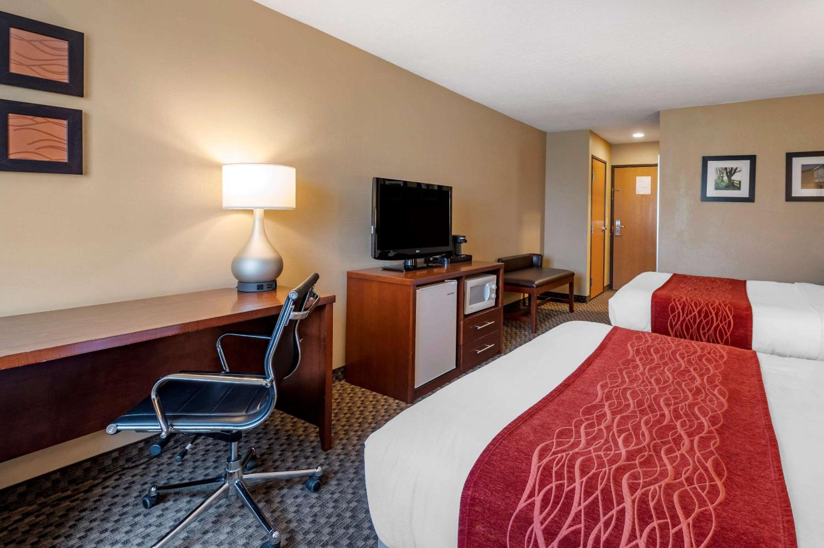 Queen Room with Two Queen Beds - Non-Smoking - Photo 4