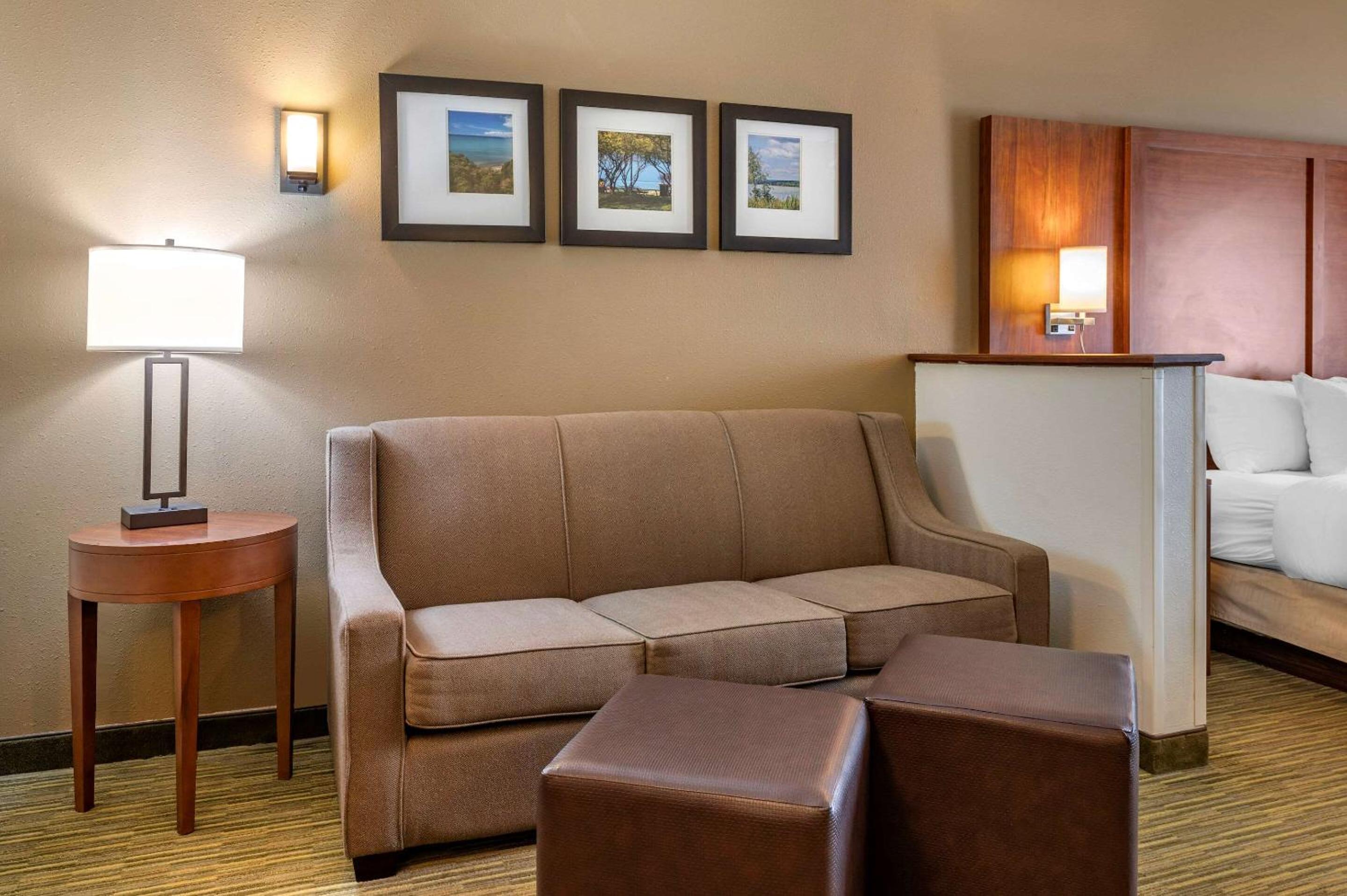 King Suite - Non-Smoking - Photo 2