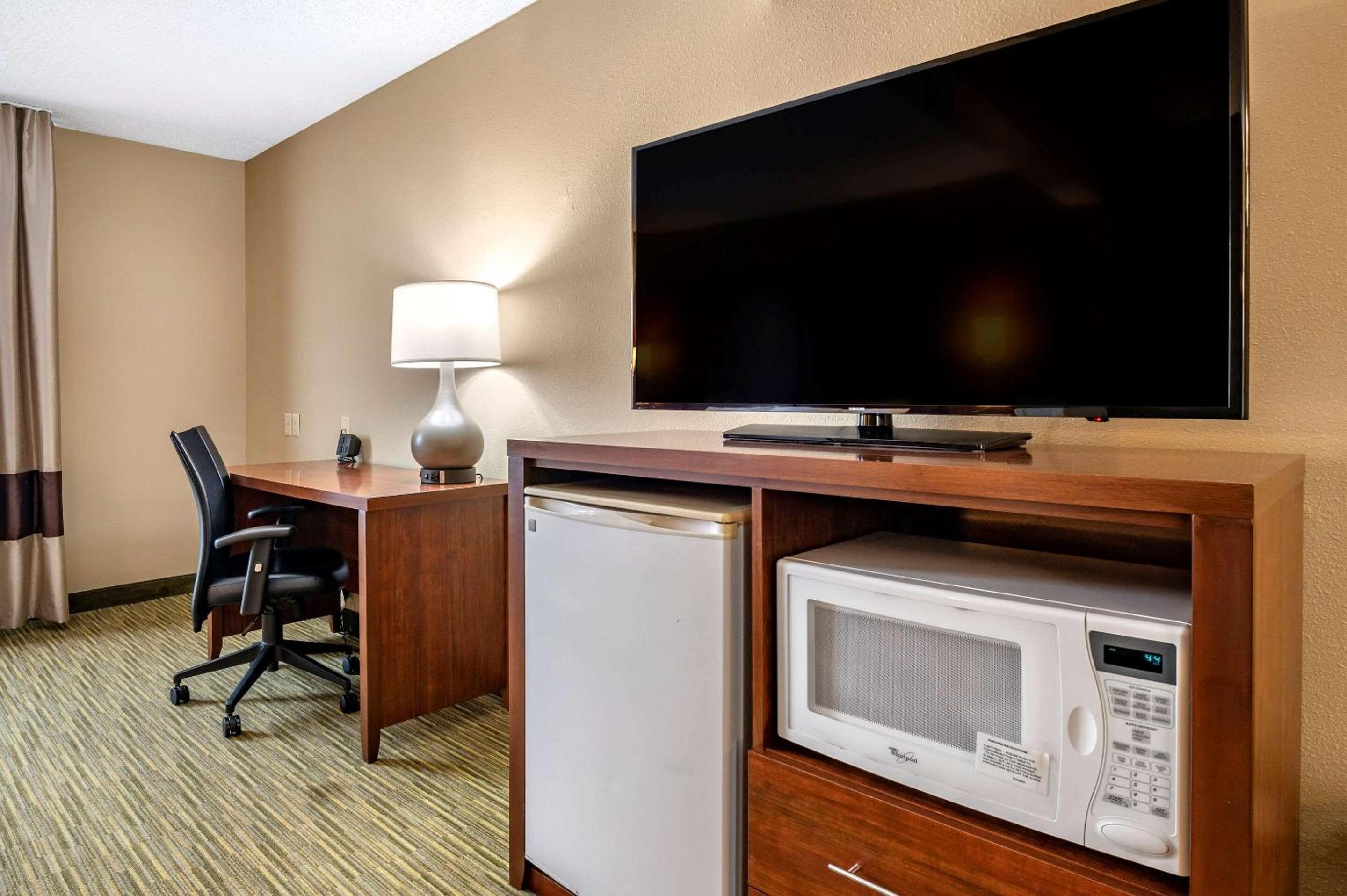 Superior King Suite - Accessible/Non-Smoking - Photo 3