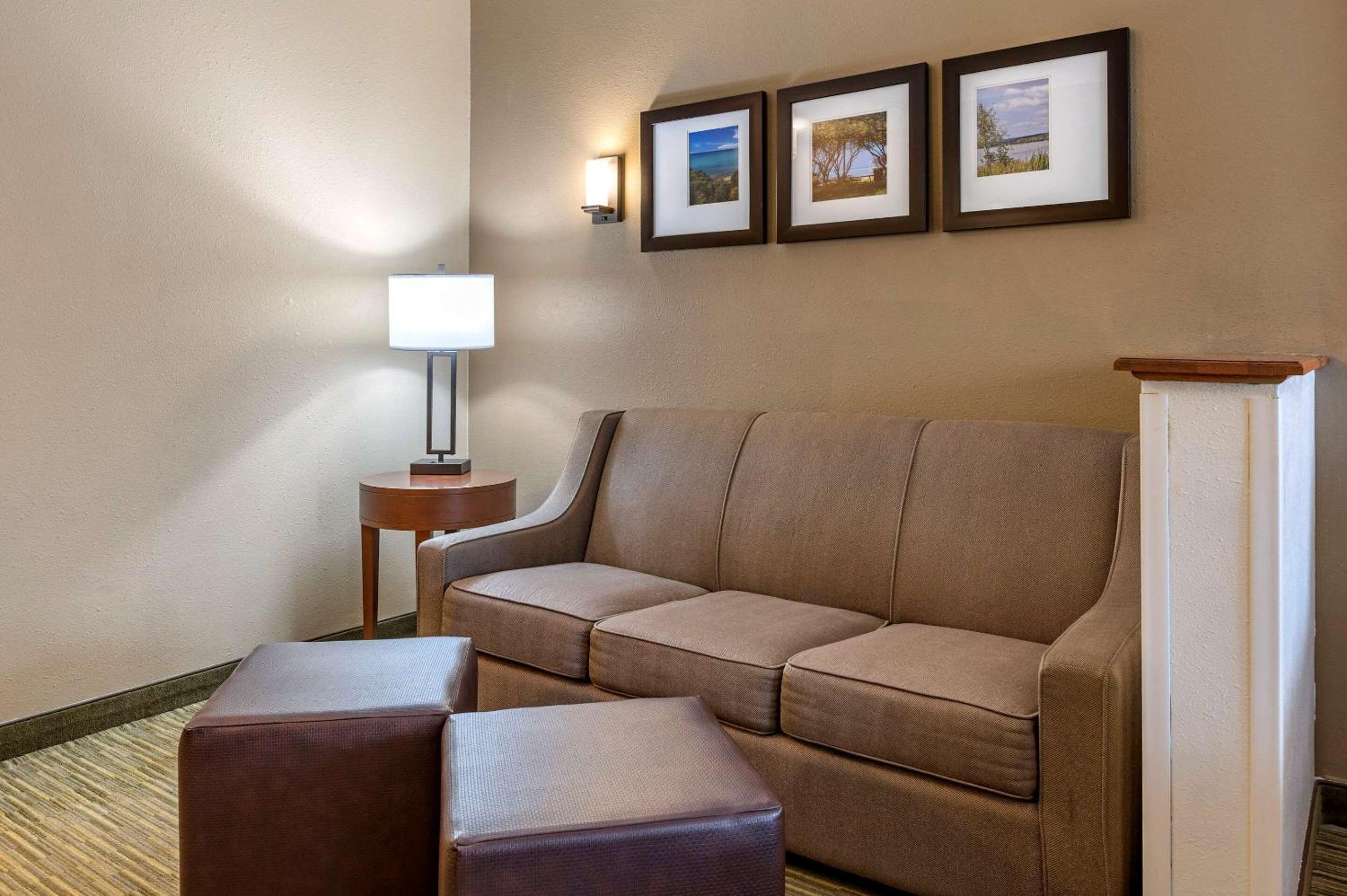King Suite - Non-Smoking - Photo 6