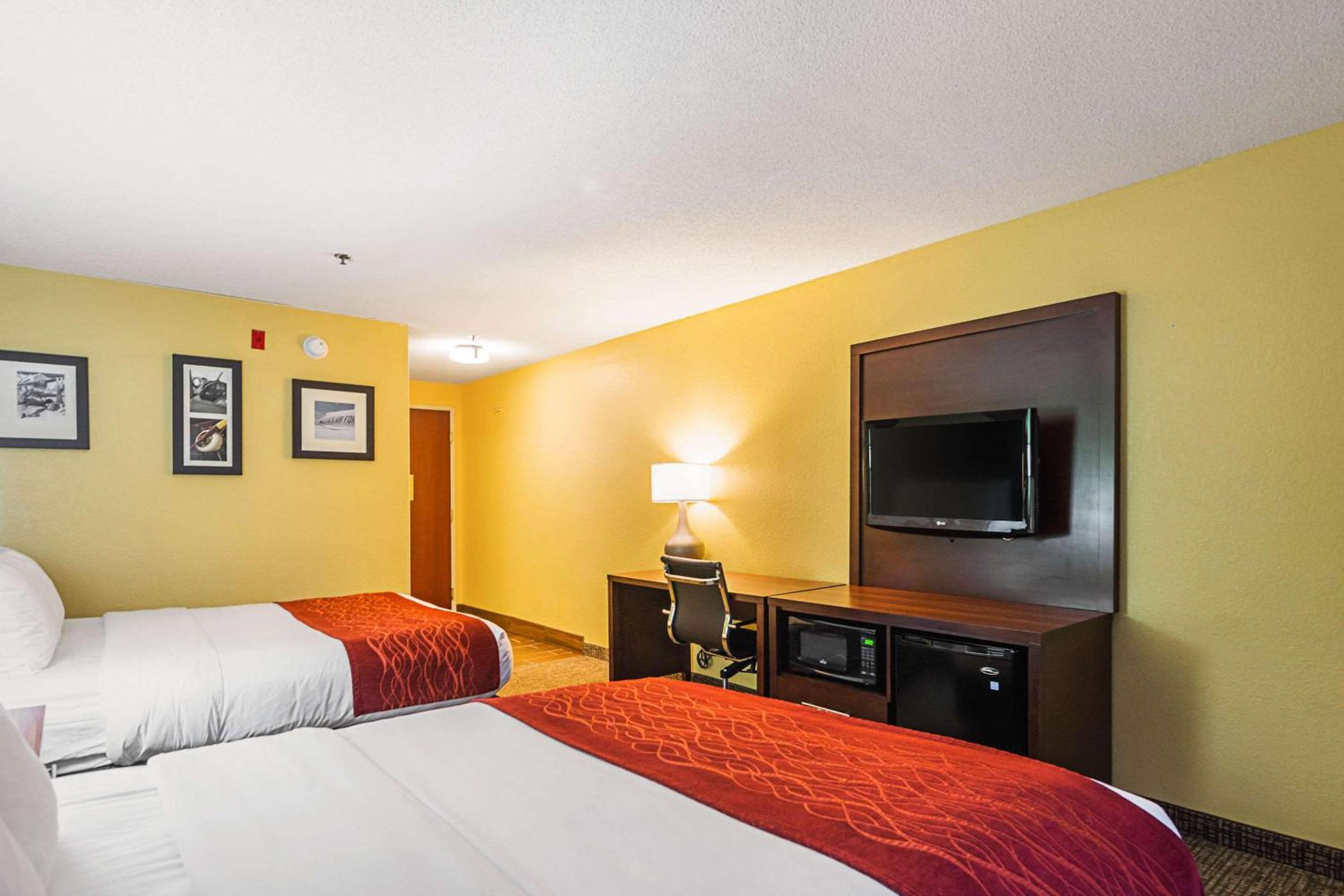 Queen Room with Two Queen Beds - Non-Smoking - Photo 3