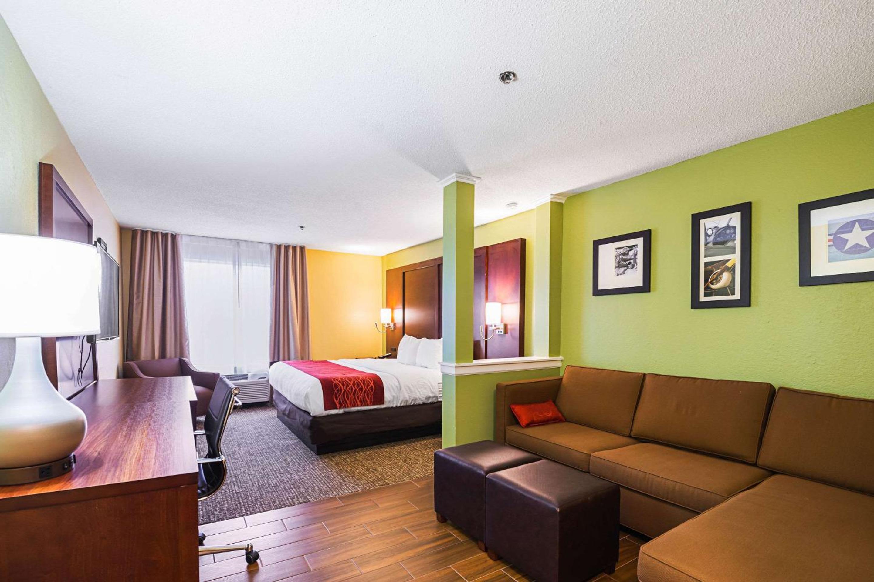 King Suite - Non-Smoking - Photo 8